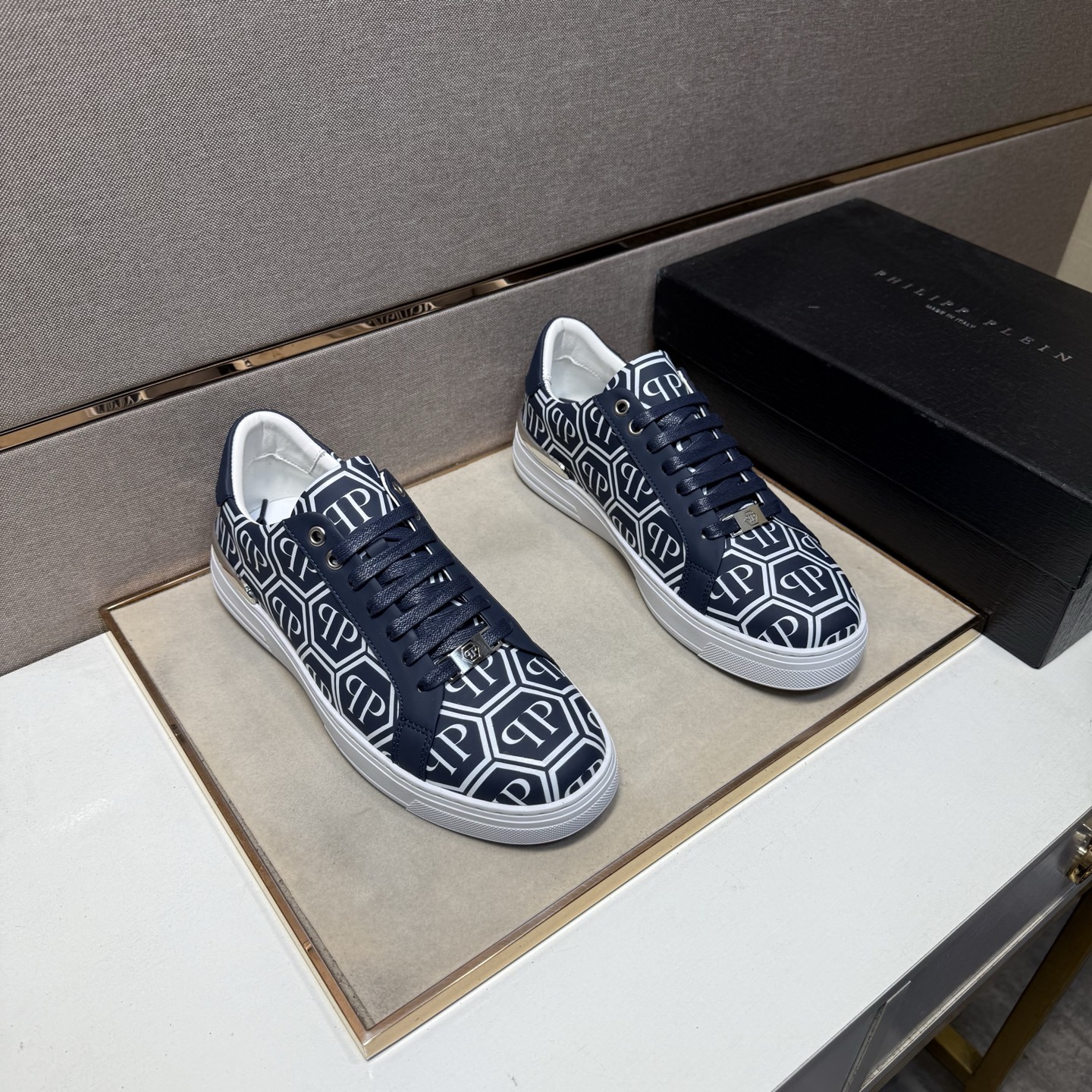 NO:605010,[PP~] Men's casual shoes are on sale simultaneously in 2025z cabinets. Size: 38-44#. 4 colors. The upper is made of multi-material spliced ​​sheepskin lining, which is comfortable and breathable. The original sole is comfortable and wear-resistant. The real thing is better when photographed in person. Sheepskin19860909【PP～】男士休闲鞋 2025z柜同步发售 码数:38-44# 4个颜色鞋面选用多材质拼接羊皮内里,舒适透气,鞋底原版舒适耐磨大底,实物拍摄实物更赞,,sheepskin,Men's shoes