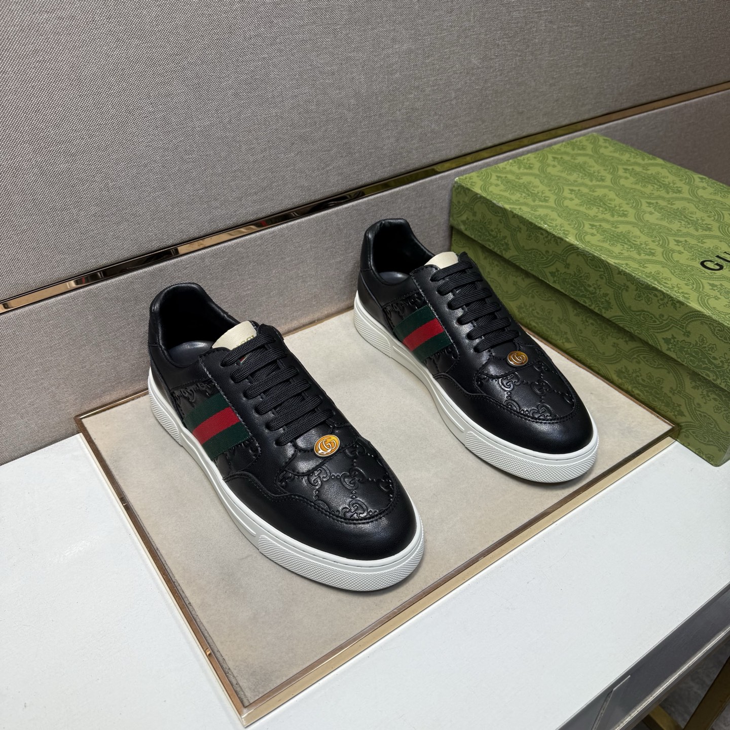 NO:605015,[Gucci~] Men's casual shoes 2025z cabinet simultaneous sale Size: 38-44# 2 colors of uppers made of multi-material splicing genuine leather lining, comfortable and breathable, original soles comfortable and wear-resistant outsole, real photos taken in real life are better, gucci19860909【古驰～】男士休闲鞋 2025z柜同步发售 码数:38-44# 2个颜色鞋面选用多材质拼接真皮内里,舒适透气,鞋底原版舒适耐磨大底,实物拍摄实物更赞,,gucci,Men's shoes