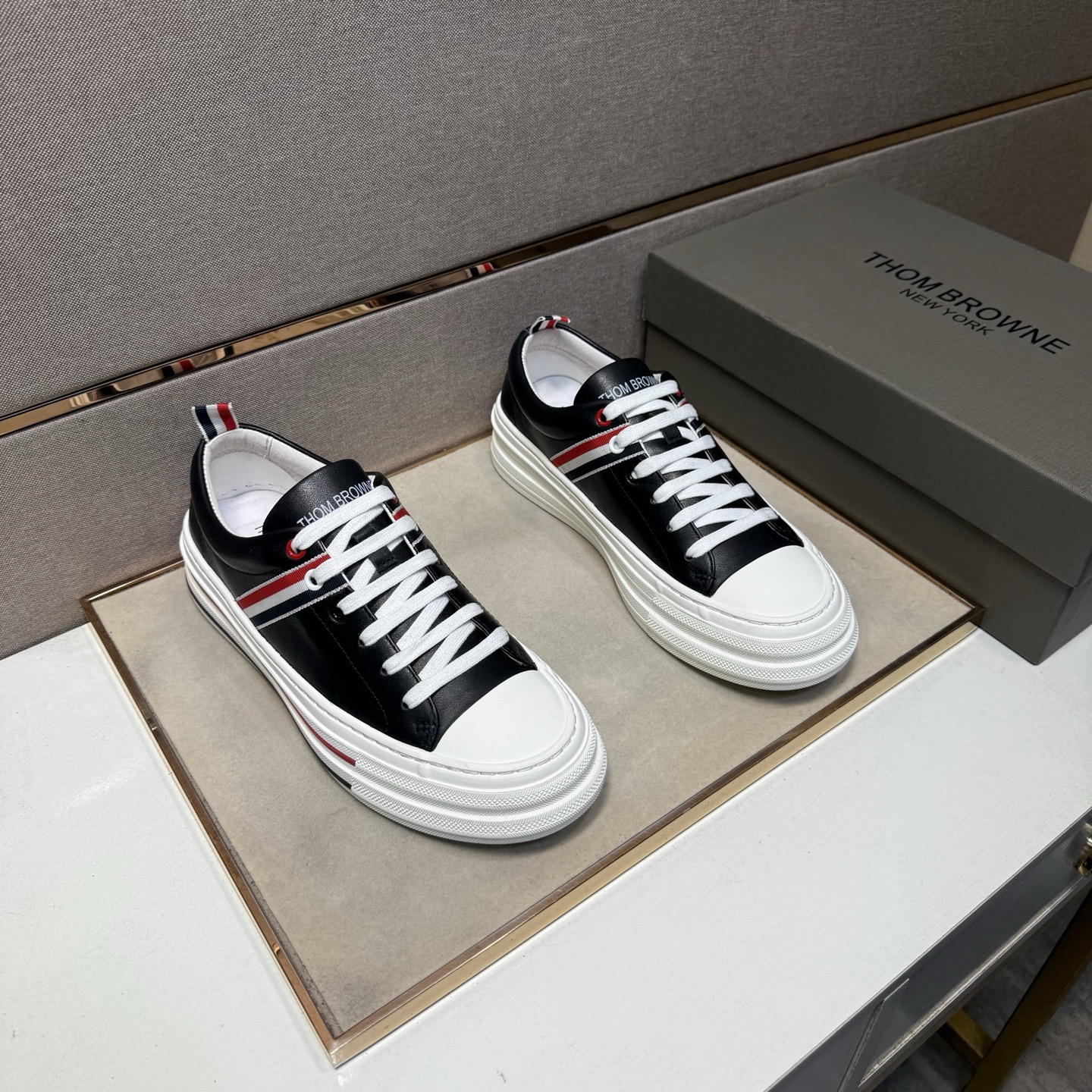 NO:605018,[Tom~] Men's casual shoes are on sale simultaneously in 2025z cabinets. Size: 38-44#. The uppers in 2 colors are made of multi-material spliced ​​genuine leather lining, which is comfortable and breathable. The original soles are comfortable and wear-resistant. The real ones are better when photographed in person.19860909【汤姆～】男士休闲鞋 2025z柜同步发售 码数:38-44# 2个颜色鞋面选用多材质拼接真皮内里,舒适透气,鞋底原版舒适耐磨大底,实物拍摄实物更赞,,Men's shoes