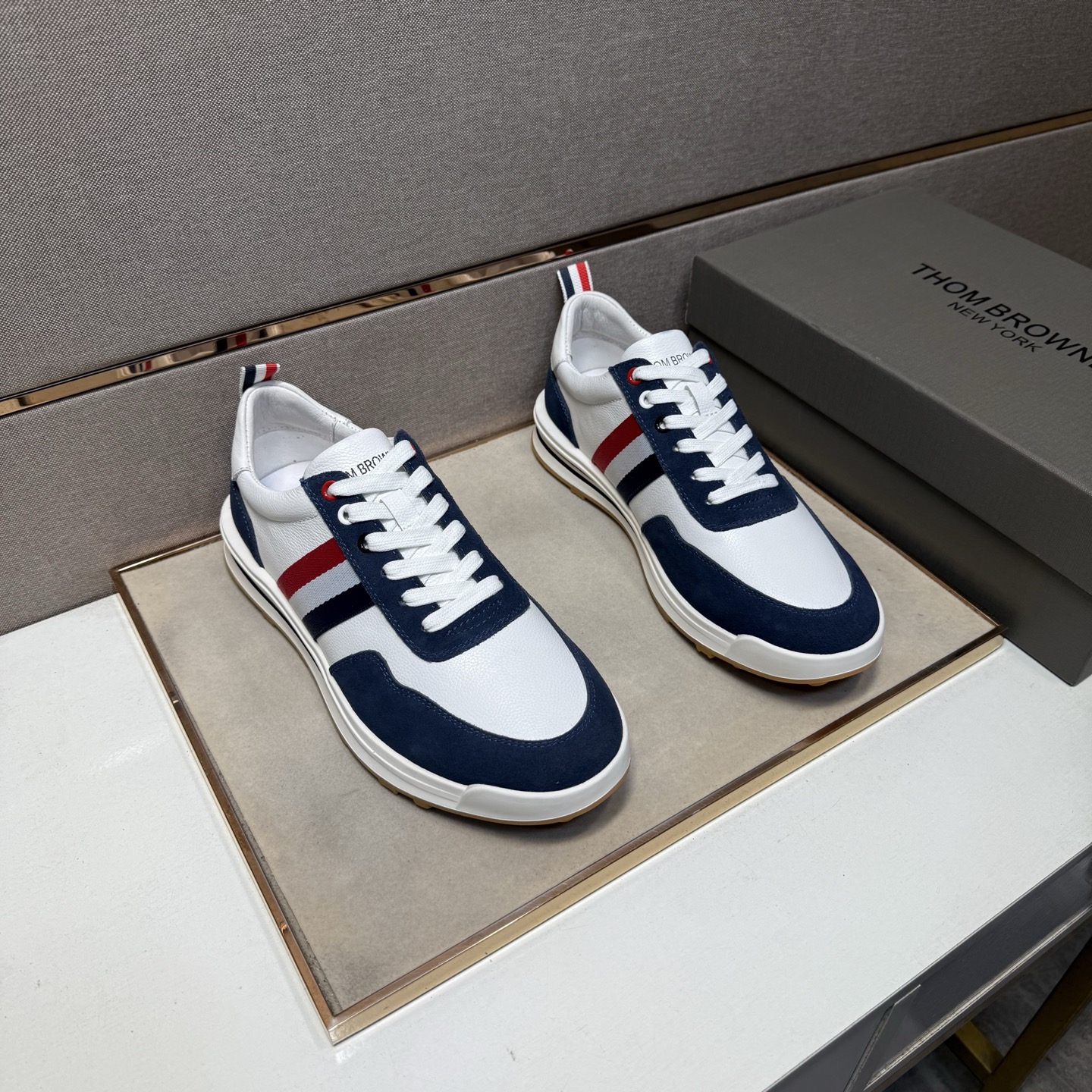 NO:605021,[Tom~] Men's casual shoes are on sale simultaneously in 2025z cabinets. Size: 38-44#. The uppers in 4 colors are made of multi-material spliced ​​genuine leather lining, which is comfortable and breathable. The original soles are comfortable and wear-resistant. The real ones are better when photographed in person.19860909【汤姆～】男士休闲鞋 2025z柜同步发售 码数:38-44# 4个颜色鞋面选用多材质拼接真皮内里,舒适透气,鞋底原版舒适耐磨大底,实物拍摄实物更赞,,Men's shoes