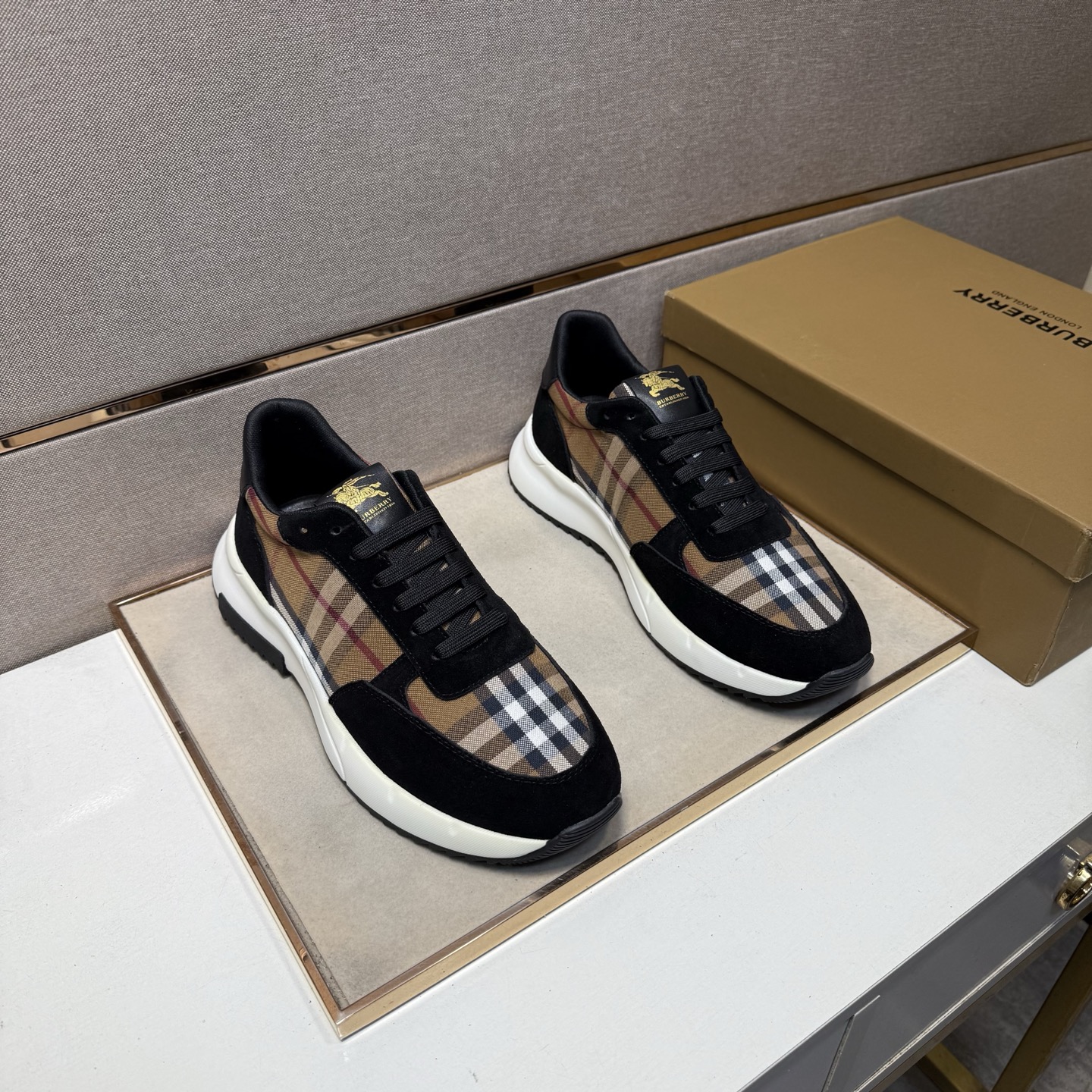 NO:605111,[Burberry~] Men's casual shoes 2025z cabinet sales simultaneously Size: 38-44# 3 colors The upper is made of multi-material spliced ​​mesh lining, which is comfortable and breathable. The original sole is comfortable and wear-resistant. The real thing is better when photographed in person, burberry19860909【巴宝莉～】男士休闲鞋 2025z柜同步发售 码数:38-44# 3个颜色鞋面选用多材质拼接网布内里,舒适透气,鞋底原版舒适耐磨大底,实物拍摄实物更赞,,burberry,Men's shoes
