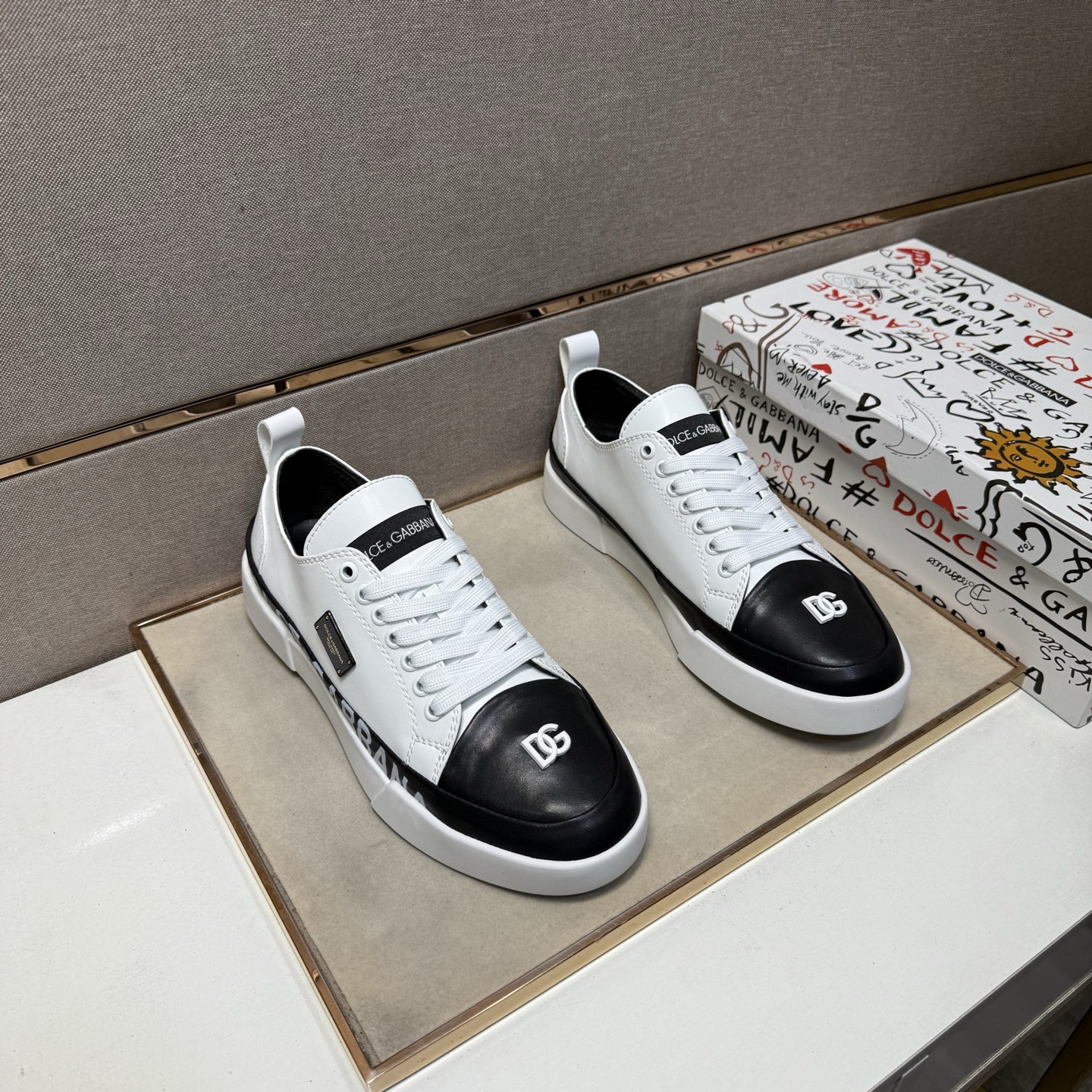 NO:605104,[DG~] Casual shoes for couples 2025z cabinet simultaneous sale Code number: 36-44 # 1 color upper is made of multi-material spliced ​​genuine leather lining, comfortable and breathable, original sole is comfortable and wear-resistant, the real thing is better when photographed in person,19860909【DG～】情侣装休闲鞋 2025z柜同步发售 码数:36-44 # 1个颜色鞋面选用多材质拼接真皮内里,舒适透气,鞋底原版舒适耐磨大底,实物拍摄实物更赞,,Men's shoes