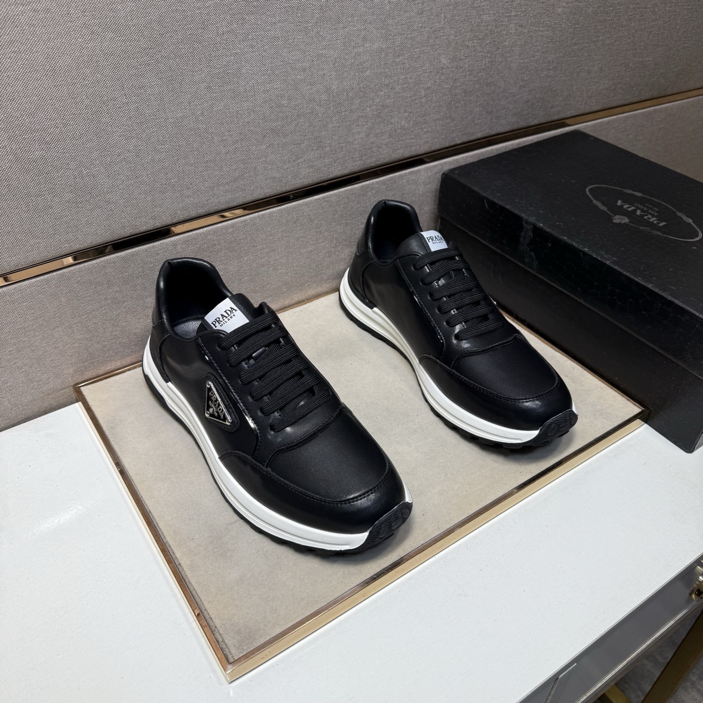 NO:605113,[Prada~] Men's casual shoes are on sale simultaneously in 2025z cabinets. Size: 38-44#. 2 colors. The upper is made of multi-material stitching and genuine leather lining. It is comfortable and breathable. The original sole is comfortable and wear-resistant. The real thing is better when photographed in person. Prada19860909【普拉达～】男士休闲鞋 2025z柜同步发售 码数:38-44# 2个颜色鞋面选用多材质拼接真皮内里,舒适透气,鞋底原版舒适耐磨大底,实物拍摄实物更赞,,prada,Men's shoes