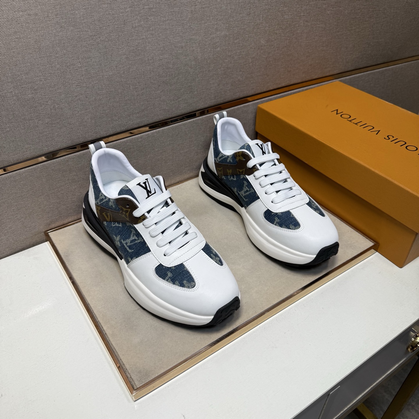 NO:605115,[LV~] Men's casual shoes are on sale simultaneously in 2025z cabinets. Size: 38-44#. The uppers in 2 colors are made of multi-material splicing and genuine leather lining, which is comfortable and breathable. The original soles are comfortable and wear-resistant. The real ones are better when photographed in person. Louis Vuitton19860909【LV～】男士休闲鞋 2025z柜同步发售 码数:38-44# 2个颜色鞋面选用多材质拼接真皮内里,舒适透气,鞋底原版舒适耐磨大底,实物拍摄实物更赞,,louis vuitton,Men's shoes