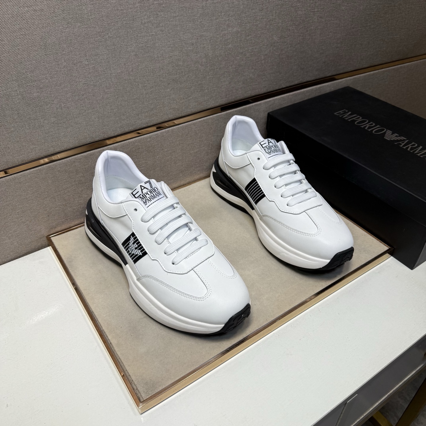 NO:605117,[Armani~] Men's casual shoes are on sale simultaneously in 2025z cabinets. Size: 38-44#. 2 colors. The upper is made of multi-material splicing and genuine leather lining. It is comfortable and breathable. The original sole is comfortable and wear-resistant. The real thing is better when photographed. Armani19860909【阿玛尼～】男士休闲鞋 2025z柜同步发售 码数:38-44# 2个颜色鞋面选用多材质拼接真皮内里,舒适透气,鞋底原版舒适耐磨大底,实物拍摄实物更赞,,armani,Men's shoes