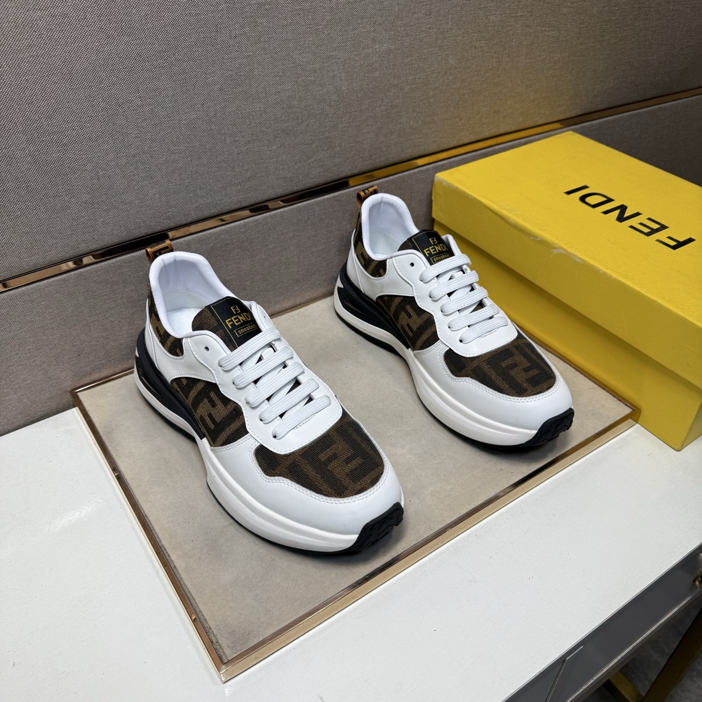 NO:605119,[Fendi~] Men's casual shoes 2025z cabinet simultaneous sale Code number: 38-44# 2 colors of uppers made of multi-material stitching genuine leather lining, comfortable and breathable, original soles comfortable and wear-resistant outsole, real photos taken in real life are better, Fendi19860909【芬迪～】男士休闲鞋 2025z柜同步发售 码数:38-44# 2个颜色鞋面选用多材质拼接真皮内里,舒适透气,鞋底原版舒适耐磨大底,实物拍摄实物更赞,,fendi,Men's shoes