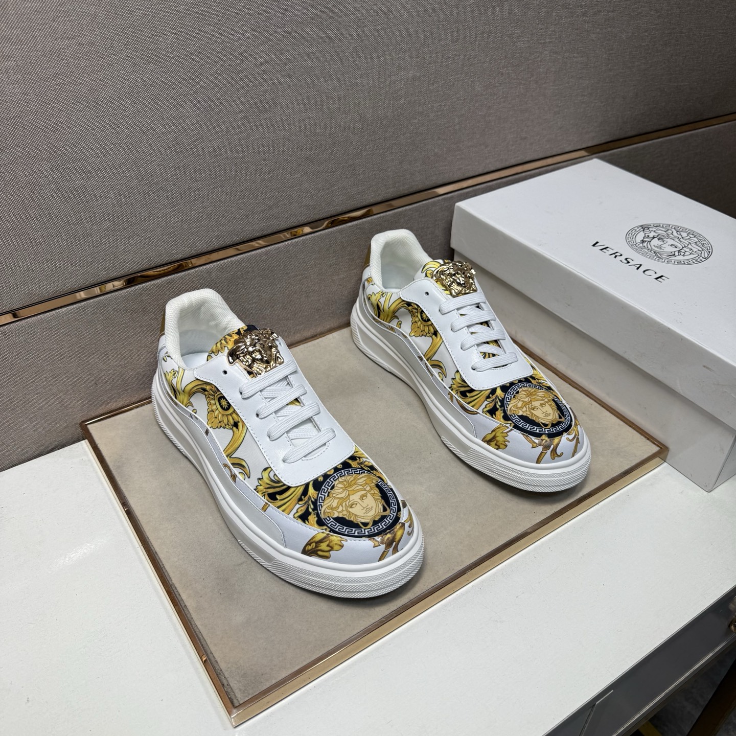 NO:605127,[Versace~] Men's casual shoes 2025z cabinet simultaneous sale Size: 38-44# 2 colors of uppers made of multi-material splicing genuine leather lining, comfortable and breathable, original soles comfortable and wear-resistant outsole, real photos taken in real life are better,,versace19860909【范思哲～】男士休闲鞋 2025z柜同步发售 码数:38-44# 2个颜色鞋面选用多材质拼接真皮内里,舒适透气,鞋底原版舒适耐磨大底,实物拍摄实物更赞,,versace,Men's shoes