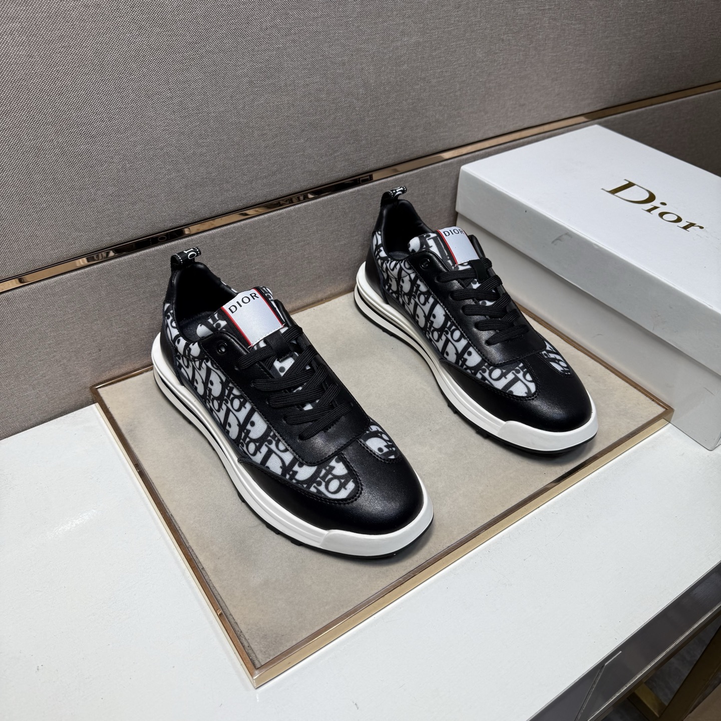 NO:620211,[Dior~] Men's casual shoes 2025z cabinet simultaneous sale Size: 38-44# 2 colors of uppers made of multi-material splicing genuine leather lining, comfortable and breathable, original soles comfortable and wear-resistant outsole, real photos taken in real life are better, dior19860909【迪奥～】男士休闲鞋 2025z柜同步发售 码数:38-44# 2个颜色鞋面选用多材质拼接真皮内里,舒适透气,鞋底原版舒适耐磨大底,实物拍摄实物更赞,,dior,Men's shoes