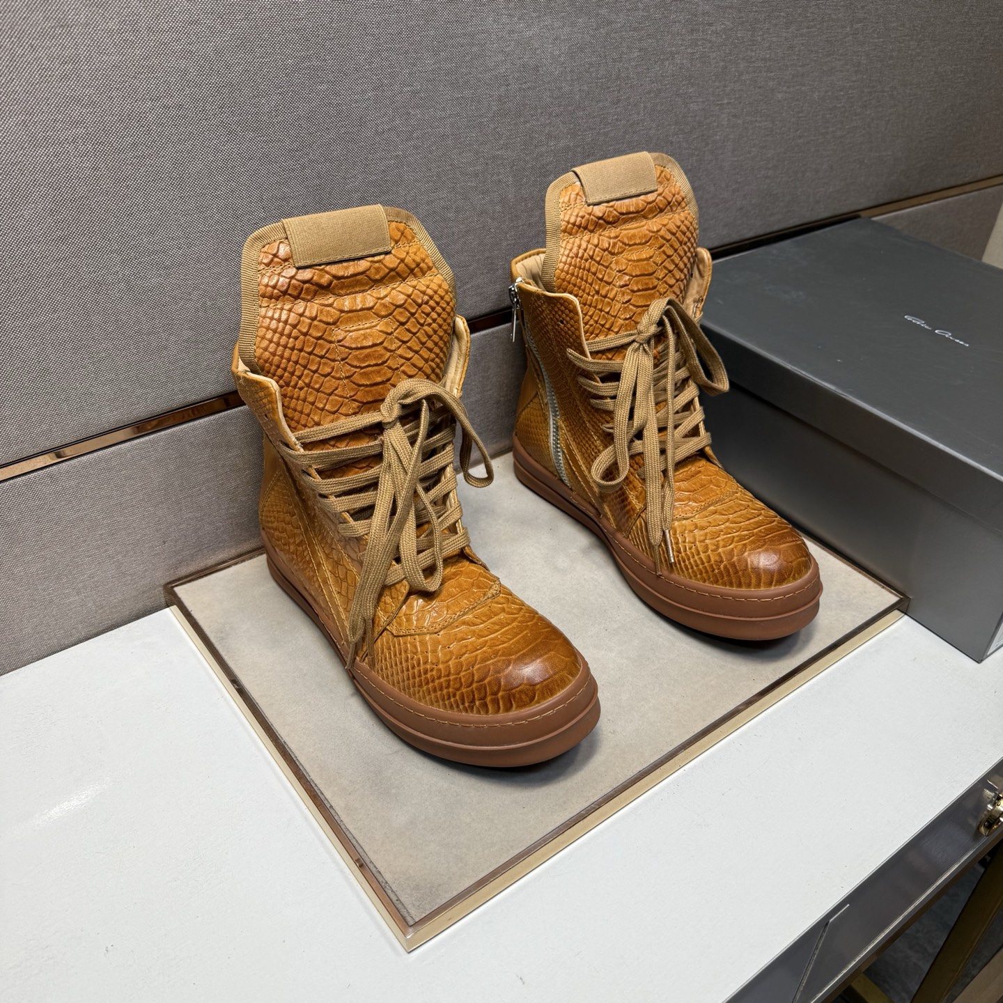 NO:620180,[Owens RO~] Men's casual high-top shoes are on sale simultaneously in 2025z cabinets. Size: 35-47# 1 color. The upper is made of cowhide and stitched with cowhide lining. It is comfortable and breathable. The original sole is comfortable and wear-resistant. The real thing is better when photographed.19860909【欧文斯RO～】男士休闲高帮鞋 2025z柜同步发售 码数:35-47# 1个颜色鞋面选用牛皮拼接牛皮内里,舒适透气,鞋底原版舒适耐磨大底,实物拍摄实物更赞,,cowhide,Men's shoes