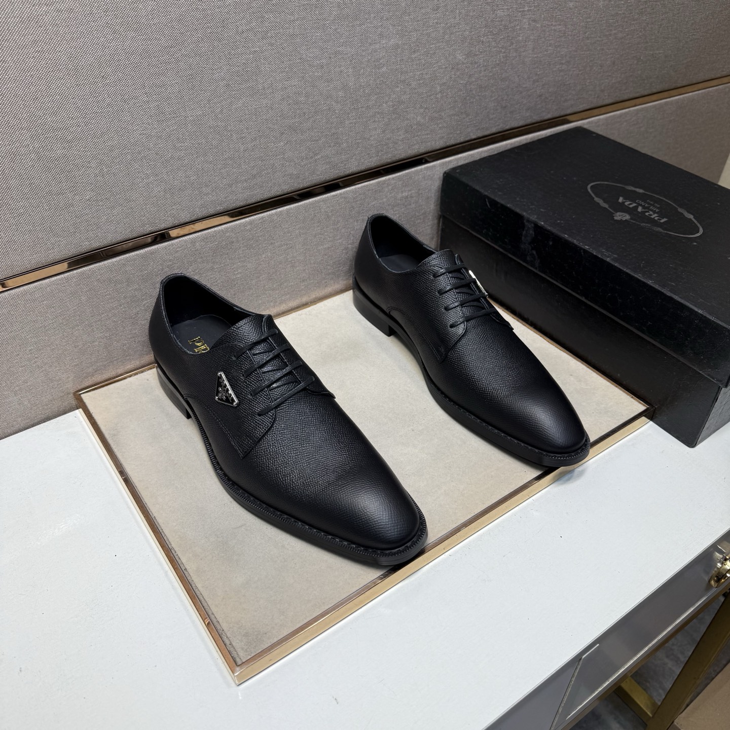 NO:620433,[Prada~] Men's casual leather shoes are on sale simultaneously in 2025z cabinets. Size: 38-44#. 2 colors. The upper is made of multi-material spliced ​​cowhide lining. It is comfortable and breathable. The original sole is comfortable and wear-resistant. The real thing is better when photographed in person. Prada, cowhide19860909【普拉达～】男士休闲皮鞋 2025z柜同步发售 码数:38-44# 2个颜色鞋面选用多材质拼接牛皮内里,舒适透气,鞋底原版舒适耐磨大底,实物拍摄实物更赞,,prada,cowhide,Men's shoes