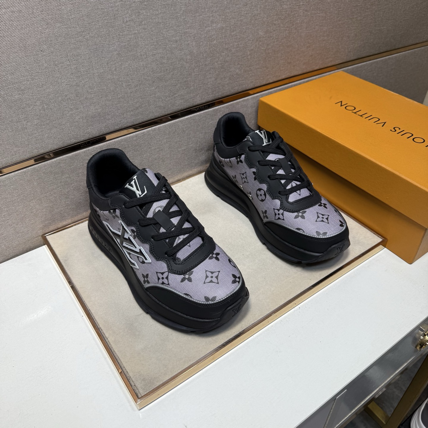 NO:620744,[LV~] Men's casual shoes 2025z cabinet simultaneous sale Size: 38-44# 2 colors of uppers with multi-material stitching mesh lining, comfortable and breathable, original soles comfortable and wear-resistant outsole, real photos taken in real life are better, louis vuitton19860909【LV～】男士休闲鞋 2025z柜同步发售 码数:38-44# 2个颜色鞋面选用多材质拼接网布内里,舒适透气,鞋底原版舒适耐磨大底,实物拍摄实物更赞,,louis vuitton,Men's shoes
