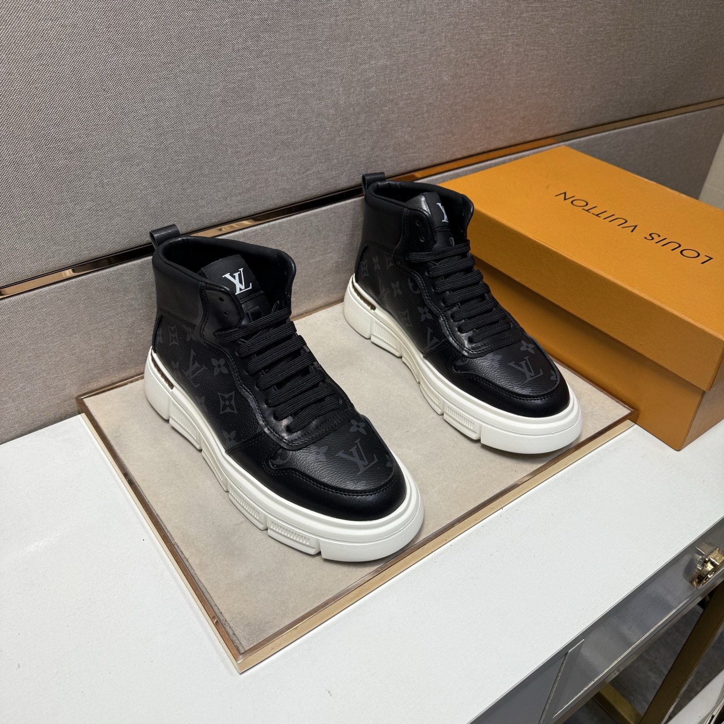 NO:620712,[LV~] Men's casual high-top shoes are on sale simultaneously in 2025z cabinets. Size: 38-44#. 2 colors. The upper is made of multi-material splicing and genuine leather lining. It is comfortable and breathable. The original sole is comfortable and wear-resistant. The real thing is better when photographed in person. Louis Vuitton19860909【LV～】男士休闲高帮鞋 2025z柜同步发售 码数:38-44# 2个颜色鞋面选用多材质拼接真皮内里,舒适透气,鞋底原版舒适耐磨大底,实物拍摄实物更赞,,louis vuitton,Men's shoes