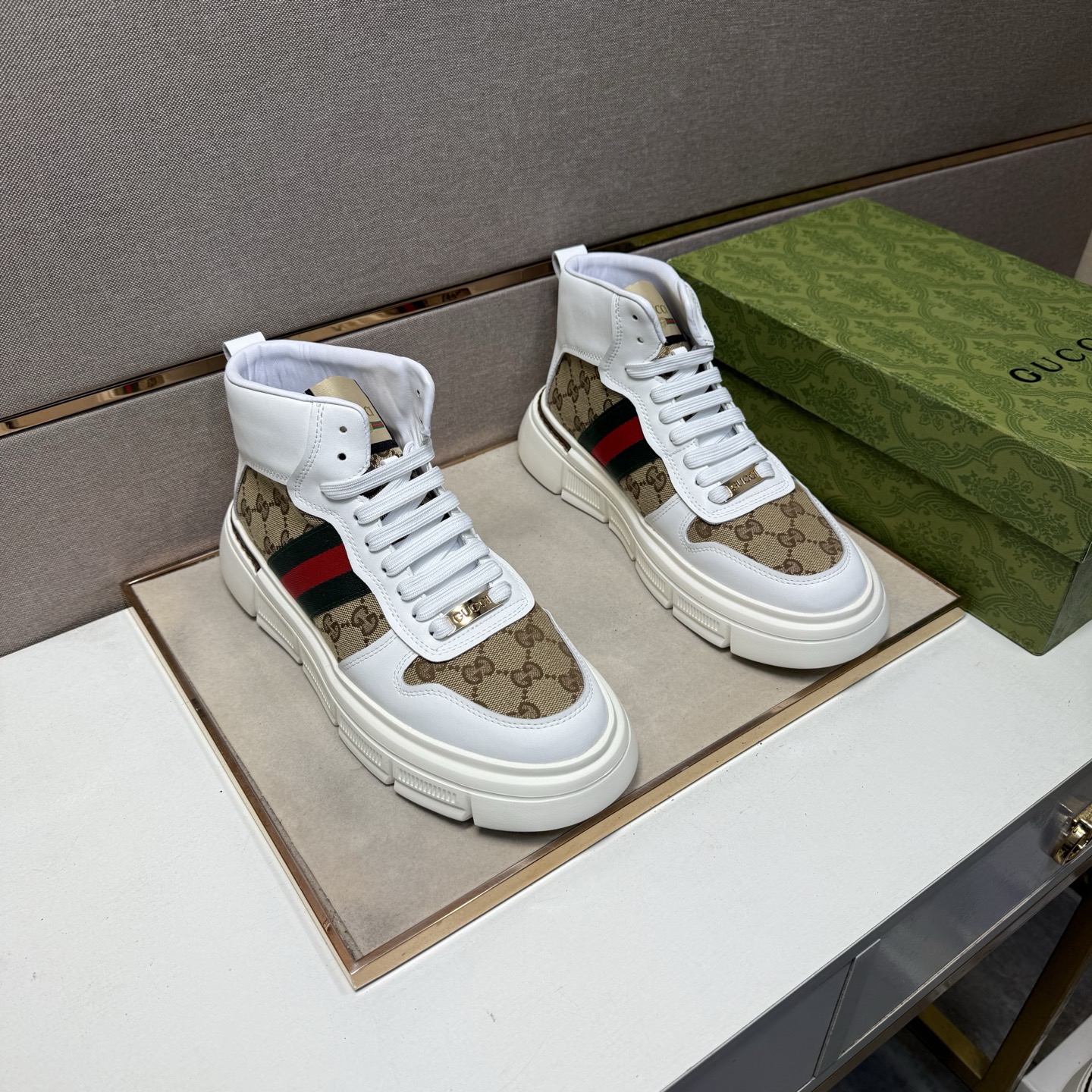 NO:620716,[Gucci~] Men's casual high-top shoes are on sale simultaneously in 2025z cabinets. Size: 38-44#. 2 colors. The upper is made of multi-material spliced ​​genuine leather lining, which is comfortable and breathable. The original sole is comfortable and wear-resistant. The real thing is better when photographed in person., gucci19860909【古驰～】男士休闲高帮鞋 2025z柜同步发售 码数:38-44# 2个颜色鞋面选用多材质拼接真皮内里,舒适透气,鞋底原版舒适耐磨大底,实物拍摄实物更赞,,gucci,Men's shoes