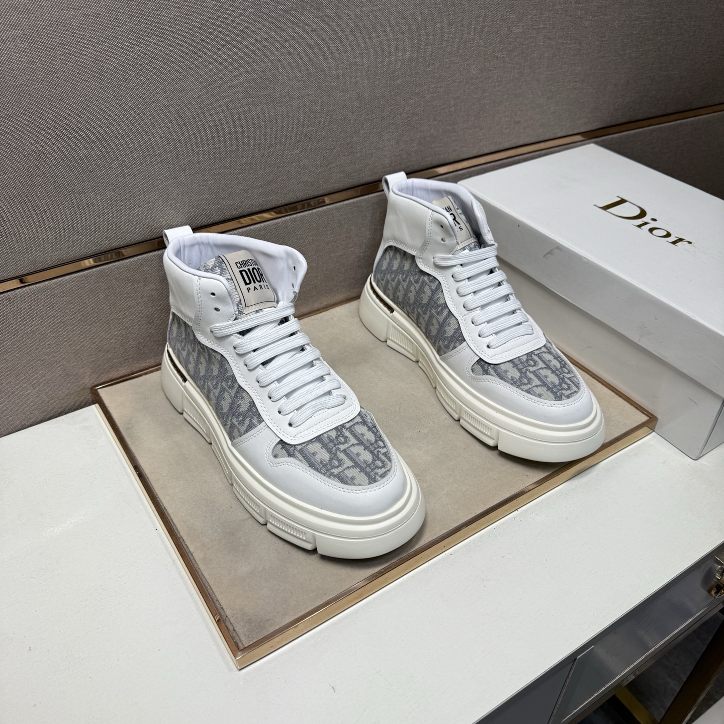 NO:620719,[Dior~] Men's casual high-top shoes are on sale simultaneously in 2025z cabinets. Size: 38-44#. 2 colors. The upper is made of multi-material spliced ​​genuine leather lining, which is comfortable and breathable. The original sole is comfortable and wear-resistant. The real thing is better when photographed in person., dior19860909【迪奥～】男士休闲高帮鞋 2025z柜同步发售 码数:38-44# 2个颜色鞋面选用多材质拼接真皮内里,舒适透气,鞋底原版舒适耐磨大底,实物拍摄实物更赞,,dior,Men's shoes