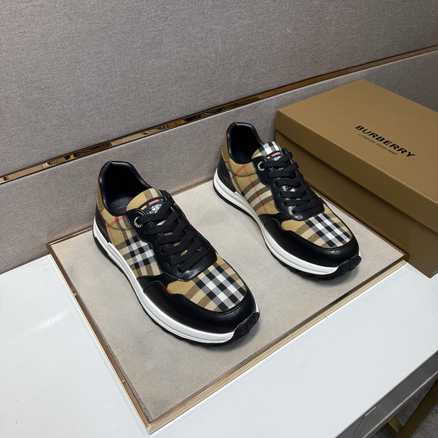 NO:620986,[Burberry~] Men's casual shoes 2025z cabinet simultaneous sale Size: 38-44# 2 colors of uppers made of multi-material splicing genuine leather lining, comfortable and breathable, original soles comfortable and wear-resistant outsole, real photos taken are better, burberry19860909【巴宝莉～】男士休闲鞋 2025z柜同步发售 码数:38-44# 2个颜色鞋面选用多材质拼接真皮内里,舒适透气,鞋底原版舒适耐磨大底,实物拍摄实物更赞,,burberry,Men's shoes