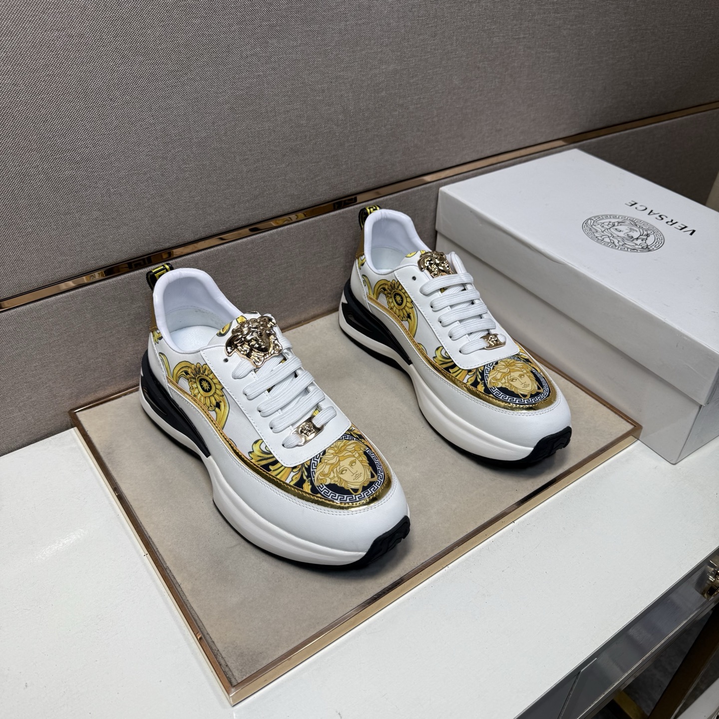 NO:620996,[Versace~] Men's casual shoes 2025z cabinet simultaneous sale Size: 38-44# 2 colors of uppers made of multi-material splicing genuine leather lining, comfortable and breathable, original soles comfortable and wear-resistant outsole, real photos taken in real life are better,,versace19860909【范思哲～】男士休闲鞋 2025z柜同步发售 码数:38-44# 2个颜色鞋面选用多材质拼接真皮内里,舒适透气,鞋底原版舒适耐磨大底,实物拍摄实物更赞,,versace,Men's shoes