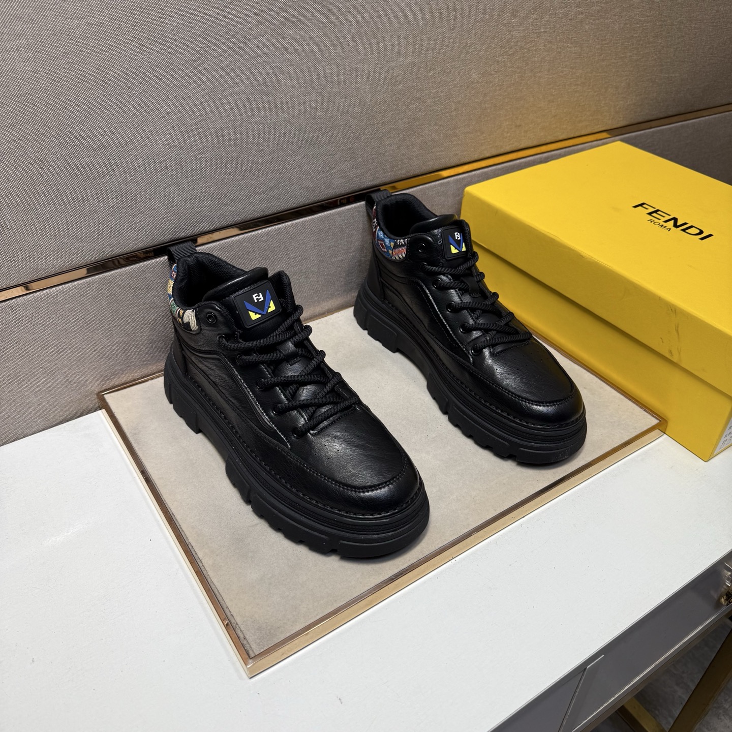 NO:621001,[Fendi~] Men's casual high-top shoes are on sale at the same time in 2025z cabinets. Size: 38-44#. 2 colors. The upper is made of multi-material spliced ​​mesh lining, which is comfortable and breathable. The original sole is comfortable and wear-resistant. The real thing is better when photographed. Fendi19860909【芬迪～】男士休闲高帮鞋 2025z柜同步发售 码数:38-44# 2个颜色鞋面选用多材质拼接网布内里,舒适透气,鞋底原版舒适耐磨大底,实物拍摄实物更赞,,fendi,Men's shoes
