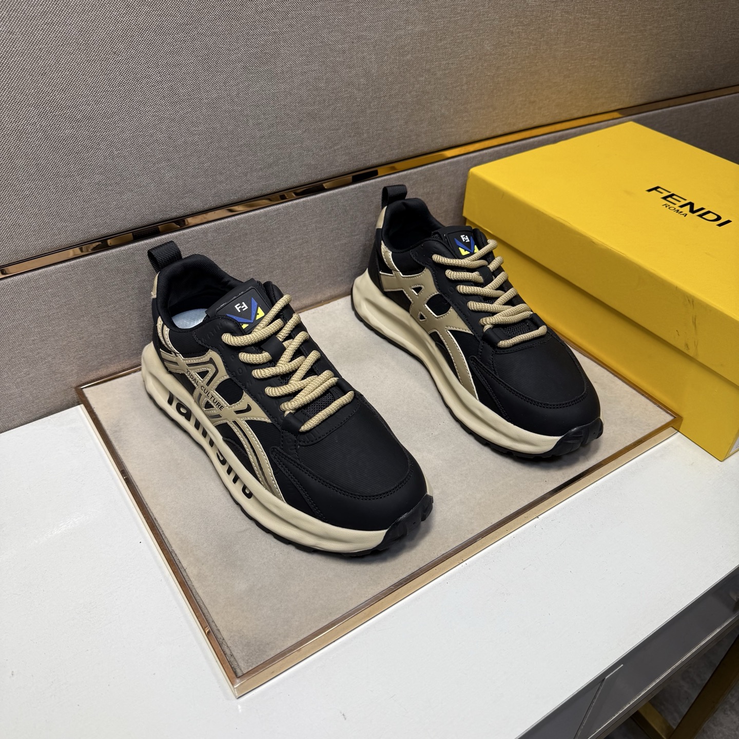 NO:621007,[Fendi~] Men's casual shoes are on sale simultaneously in 2025z cabinets. Size: 38-44# 2 colors. The upper is made of multi-material spliced ​​mesh lining, which is comfortable and breathable. The original sole is comfortable and wear-resistant. The real thing is better when photographed in person. Fendi19860909【芬迪～】男士休闲鞋 2025z柜同步发售 码数:38-44# 2个颜色鞋面选用多材质拼接网布内里,舒适透气,鞋底原版舒适耐磨大底,实物拍摄实物更赞,,fendi,Men's shoes