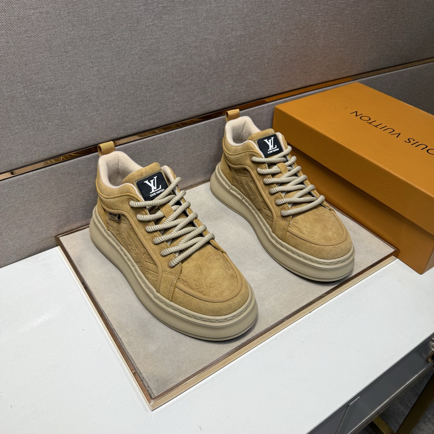 NO:621012,[LV~] Men's casual high-top shoes are on sale simultaneously in 2025z cabinets. Size: 38-44#. 2 colors. The upper is made of multi-material spliced ​​mesh lining, which is comfortable and breathable. The original sole is comfortable and wear-resistant. The real thing is better when photographed in person. Louis Vuitton19860909【LV～】男士休闲高帮鞋 2025z柜同步发售 码数:38-44# 2个颜色鞋面选用多材质拼接网布内里,舒适透气,鞋底原版舒适耐磨大底,实物拍摄实物更赞,,louis vuitton,Men's shoes