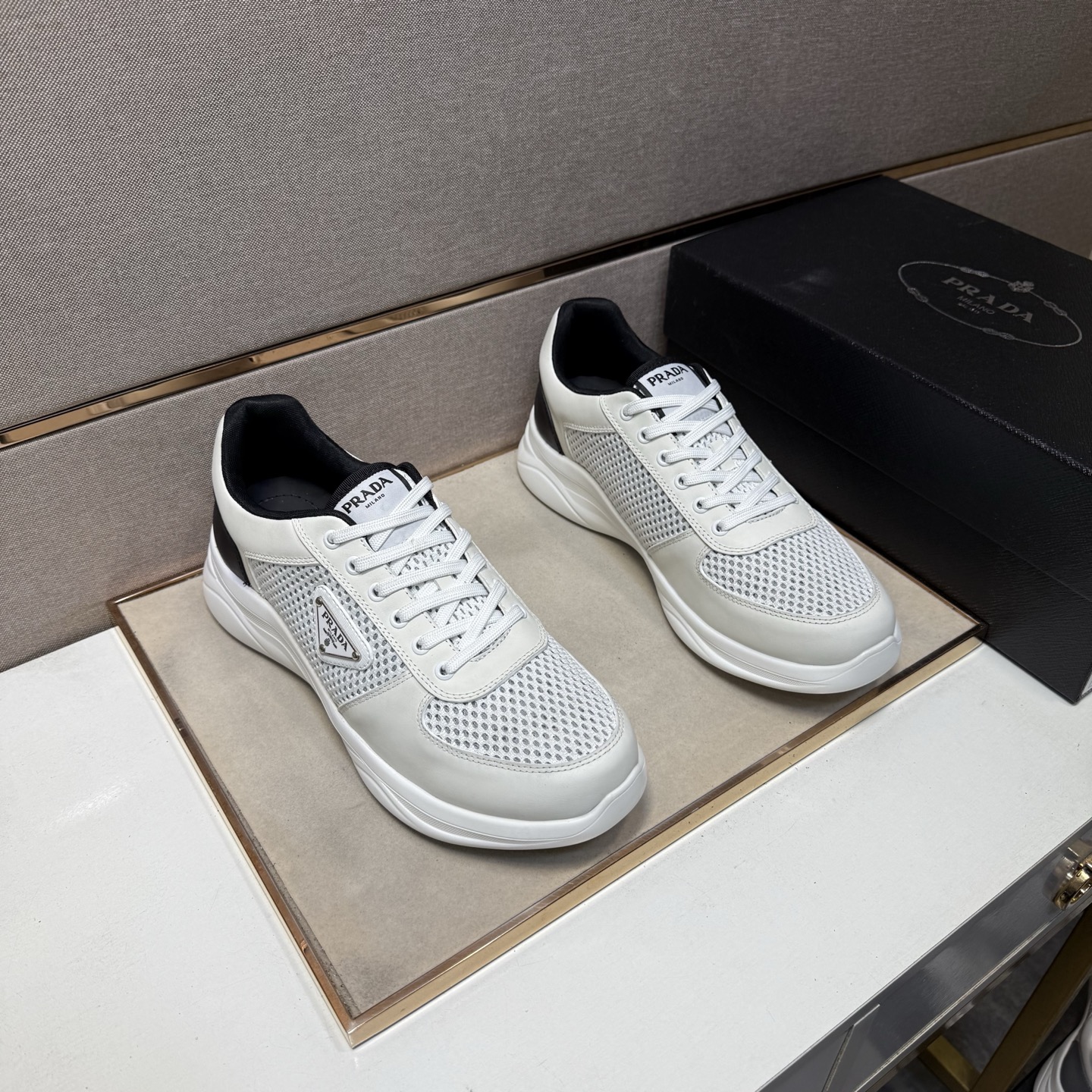 NO:621016,[Prada~] Men's casual shoes are on sale simultaneously in 2025z cabinets. Size: 39-44# 4 colors. The upper is made of multi-material spliced ​​mesh lining, which is comfortable and breathable. The original sole is comfortable and wear-resistant. The real thing is better when photographed in person. Prada19860909【普拉达～】男士休闲鞋 2025z柜同步发售 码数:39-44# 4个颜色鞋面选用多材质拼接网布内里,舒适透气,鞋底原版舒适耐磨大底,实物拍摄实物更赞,,prada,Men's shoes