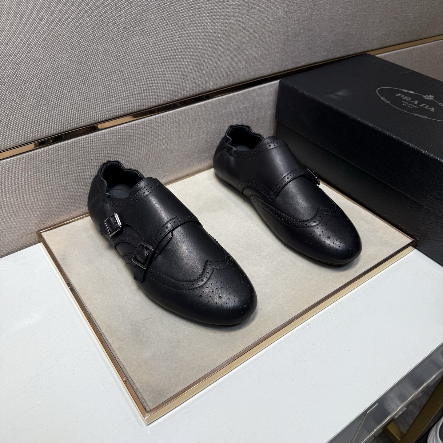 NO:621022,[Prada~] Men's casual shoes are on sale simultaneously in 2025z cabinets. Size: 39-44#. The uppers in 3 colors are made of multi-material spliced ​​genuine leather lining, which is comfortable and breathable. The soles are original and comfortable and wear-resistant. The real ones are better when photographed in person. Prada19860909【普拉达～】男士休闲鞋 2025z柜同步发售 码数:39-44# 3个颜色鞋面选用多材质拼接真皮内里,舒适透气,鞋底原版舒适耐磨大底,实物拍摄实物更赞,,prada,Men's shoes