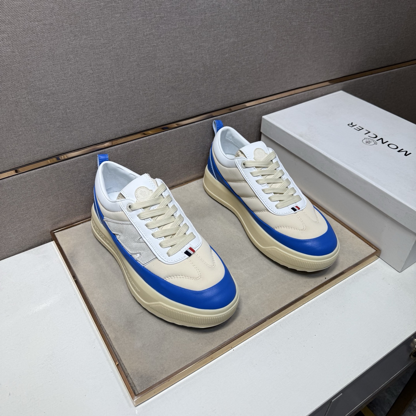 NO:639570,[Mouth Mouth~] Casual shoes for couples 2025z cabinet simultaneous sale Size number: 36-44# 1 color upper is made of multi-material splicing genuine leather lining, comfortable and breathable, original sole is comfortable and wear-resistant outsole, the real thing is better when photographed, Moncler19860909【蒙口～】情侣装休闲鞋 2025z柜同步发售 码数:36-44# 1个颜色鞋面选用多材质拼接真皮内里,舒适透气,鞋底原版舒适耐磨大底,实物拍摄实物更赞,,Moncler,Men's shoes