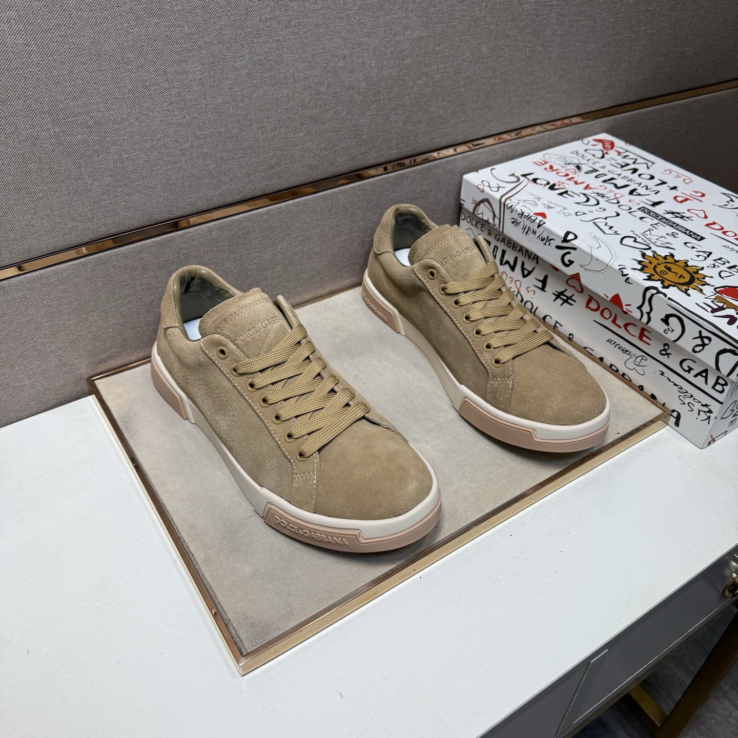 NO:639547,[DG~] Men's casual shoes are on sale simultaneously in 2025z cabinets. Size: 38-44# 1 color. The upper is made of multi-material spliced ​​genuine leather lining, which is comfortable and breathable. The original sole is comfortable and wear-resistant. The real thing is better when photographed.19860909【DG～】男士休闲鞋 2025z柜同步发售 码数:38-44# 1个颜色鞋面选用多材质拼接真皮内里,舒适透气,鞋底原版舒适耐磨大底,实物拍摄实物更赞,,Men's shoes