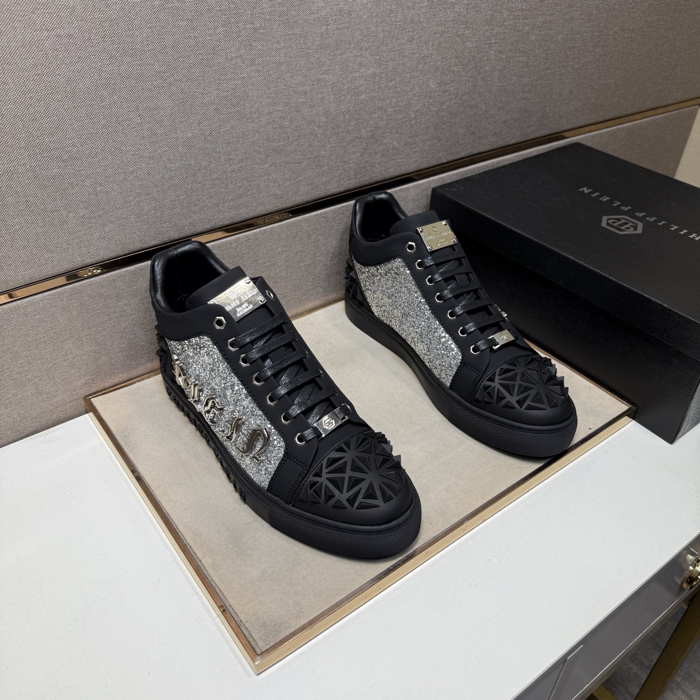 NO:639550,[PP~] Men's casual high-top shoes are on sale simultaneously in 2025z cabinets. Size: 38-44#. 4 colors. The upper is made of multi-material spliced ​​sheepskin lining, which is comfortable and breathable. The original sole is comfortable and wear-resistant. The real thing is better when photographed. Sheepskin19860909【PP～】男士休闲高帮鞋 2025z柜同步发售 码数:38-44# 4个颜色鞋面选用多材质拼接羊皮内里,舒适透气,鞋底原版舒适耐磨大底,实物拍摄实物更赞,,sheepskin,Men's shoes