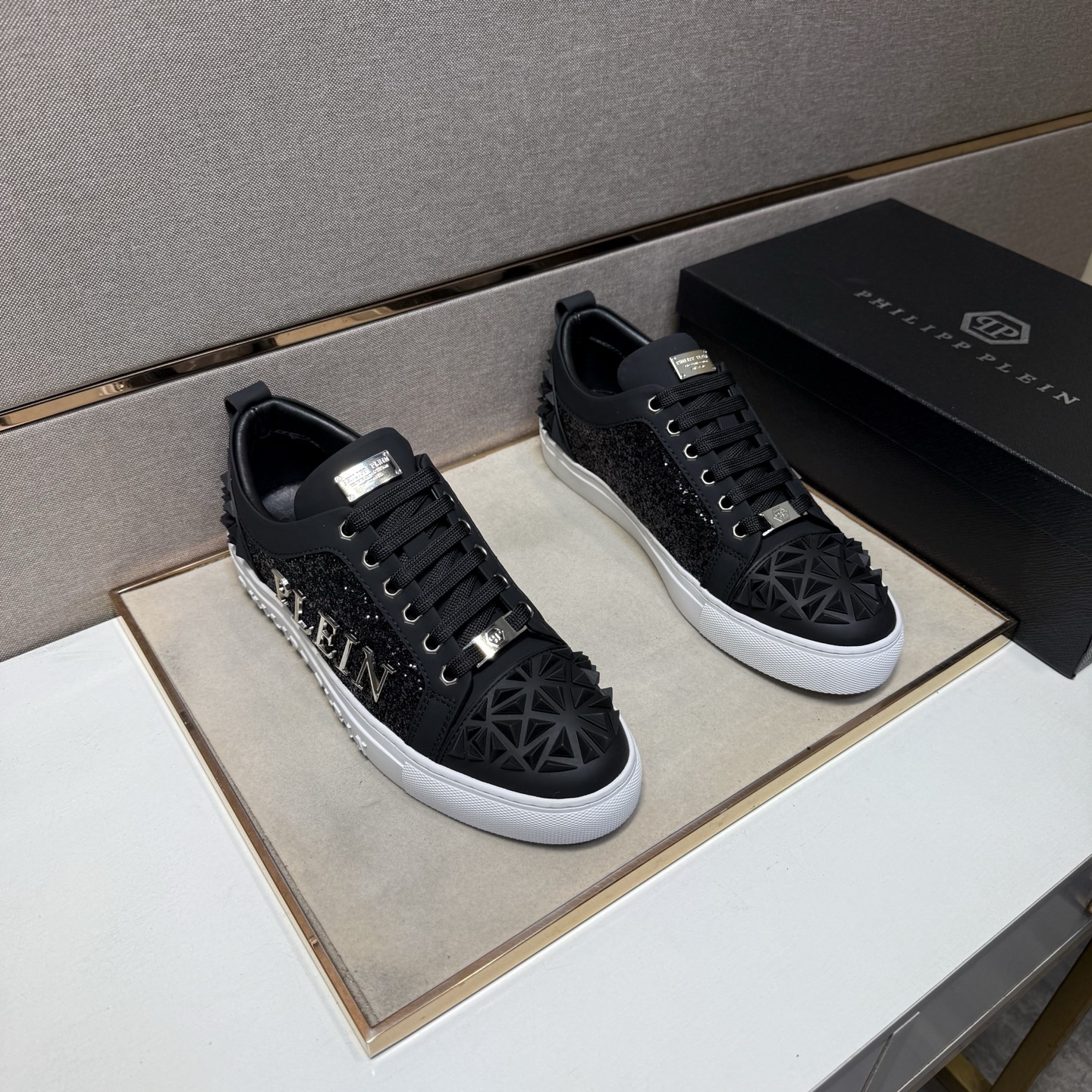 NO:639553,[PP~] Men's casual shoes are on sale simultaneously in 2025z cabinets. Size: 38-44#. 4 colors. The upper is made of multi-material spliced ​​sheepskin lining, which is comfortable and breathable. The original sole is comfortable and wear-resistant. The real thing is better when photographed in person. Sheepskin19860909【PP～】男士休闲鞋 2025z柜同步发售 码数:38-44# 4个颜色鞋面选用多材质拼接羊皮内里,舒适透气,鞋底原版舒适耐磨大底,实物拍摄实物更赞,,sheepskin,Men's shoes