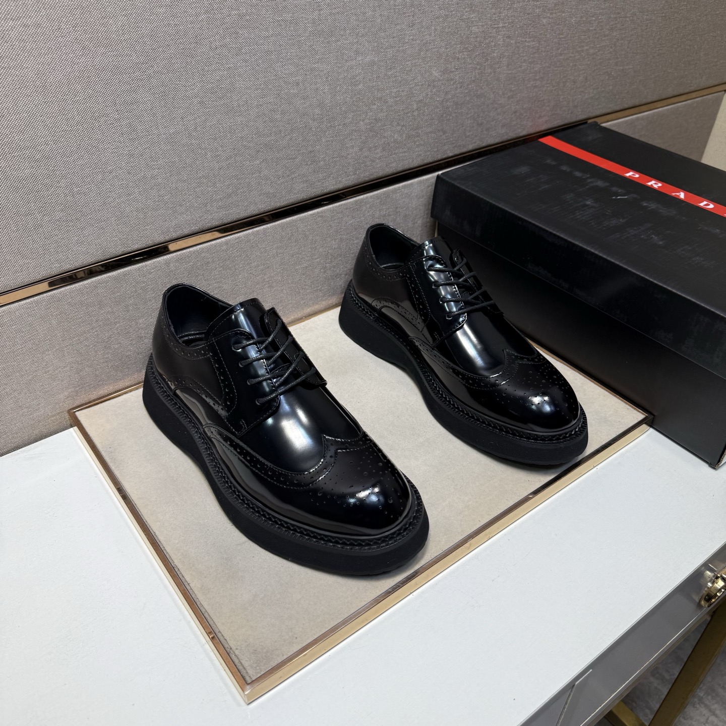 NO:639556,[Prada~] Men's casual leather shoes are on sale simultaneously in 2025z cabinets. Size: 38-44#. The uppers in 3 colors are made of cowhide and stitched with cowhide lining. They are comfortable and breathable. The original soles are comfortable and wear-resistant. The real ones are better when photographed in person. Prada, cowhide19860909【普拉达～】男士休闲皮鞋 2025z柜同步发售 码数:38-44# 3个颜色鞋面选用牛皮拼接牛皮内里,舒适透气,鞋底原版舒适耐磨大底,实物拍摄实物更赞,,prada,cowhide,Men's shoes