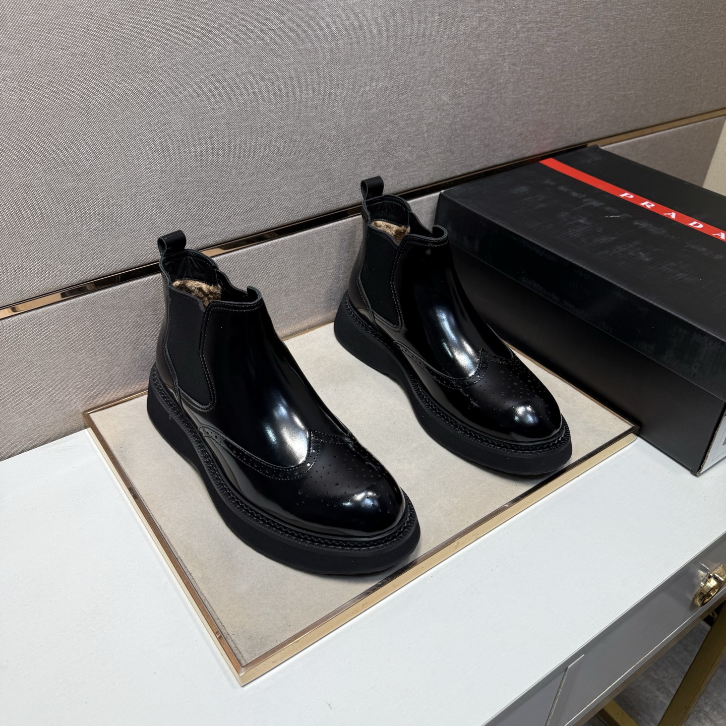 NO:639559,[Prada~] Men's casual high-top shoes are on sale simultaneously in 2025z cabinets. Size: 38-44#. 3 colors. The upper is made of cowhide and stitched with cowhide lining. It is comfortable and breathable. The original sole is comfortable and wear-resistant. The real thing is better when photographed in person. Prada, cowhide19860909【普拉达～】男士休闲高帮鞋 2025z柜同步发售 码数:38-44# 3个颜色鞋面选用牛皮拼接牛皮内里,舒适透气,鞋底原版舒适耐磨大底,实物拍摄实物更赞,,prada,cowhide,Men's shoes