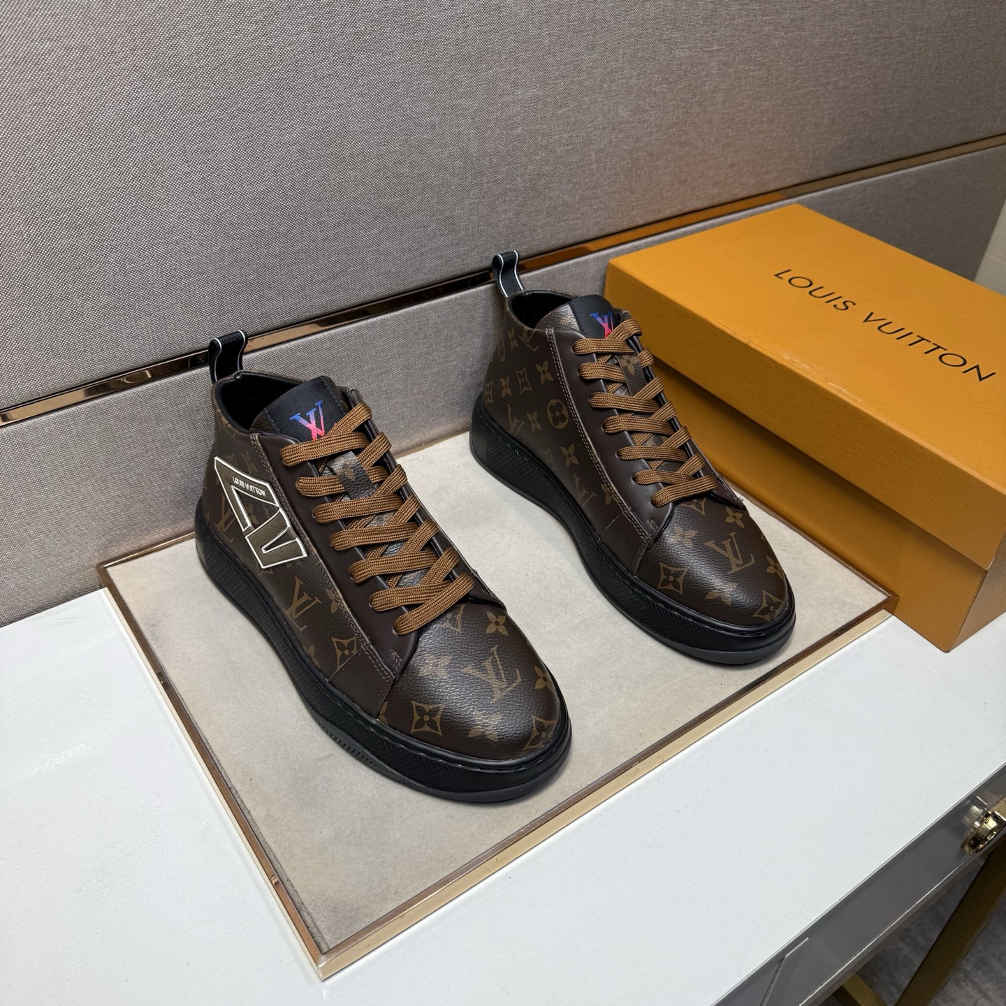 NO:639715,[LV~] Men's casual high-top shoes are on sale simultaneously in 2025z cabinets. Size: 38-44#. The uppers in 3 colors are made of multi-material spliced ​​genuine leather lining, which is comfortable and breathable. The original soles are comfortable and wear-resistant. The real ones are better when photographed in person. Louis Vuitton19860909【LV～】男士休闲高帮鞋 2025z柜同步发售 码数:38-44# 3个颜色鞋面选用多材质拼接真皮内里,舒适透气,鞋底原版舒适耐磨大底,实物拍摄实物更赞,,louis vuitton,Men's shoes