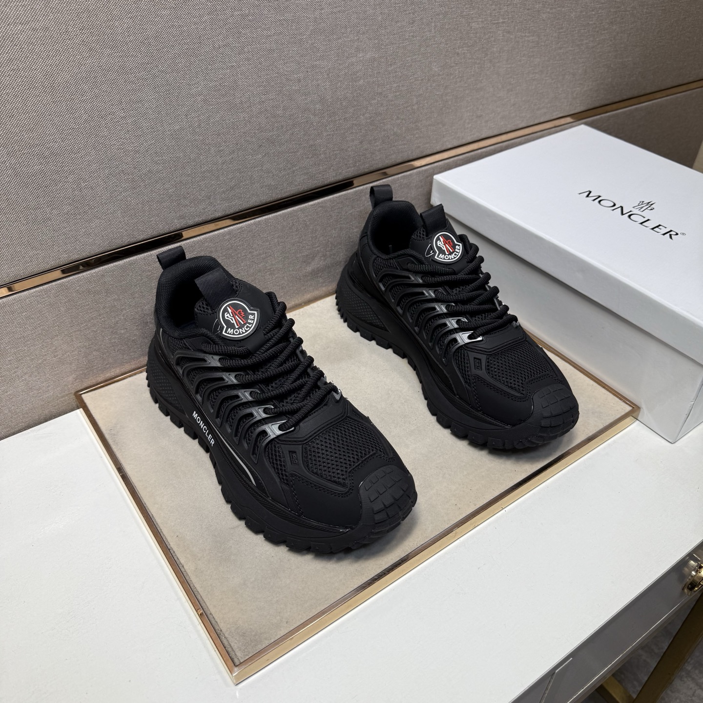 NO:639718,[Moncler~] Men's casual shoes 2025z cabinet simultaneous sale Size: 39-44# 2 colors of uppers with multi-material stitching mesh lining, comfortable and breathable, original soles comfortable and wear-resistant outsole, real photos taken in real life are better, Moncler19860909【蒙口～】男士休闲鞋 2025z柜同步发售 码数:39-44# 2个颜色鞋面选用多材质拼接网布内里,舒适透气,鞋底原版舒适耐磨大底,实物拍摄实物更赞,,Moncler,Men's shoes