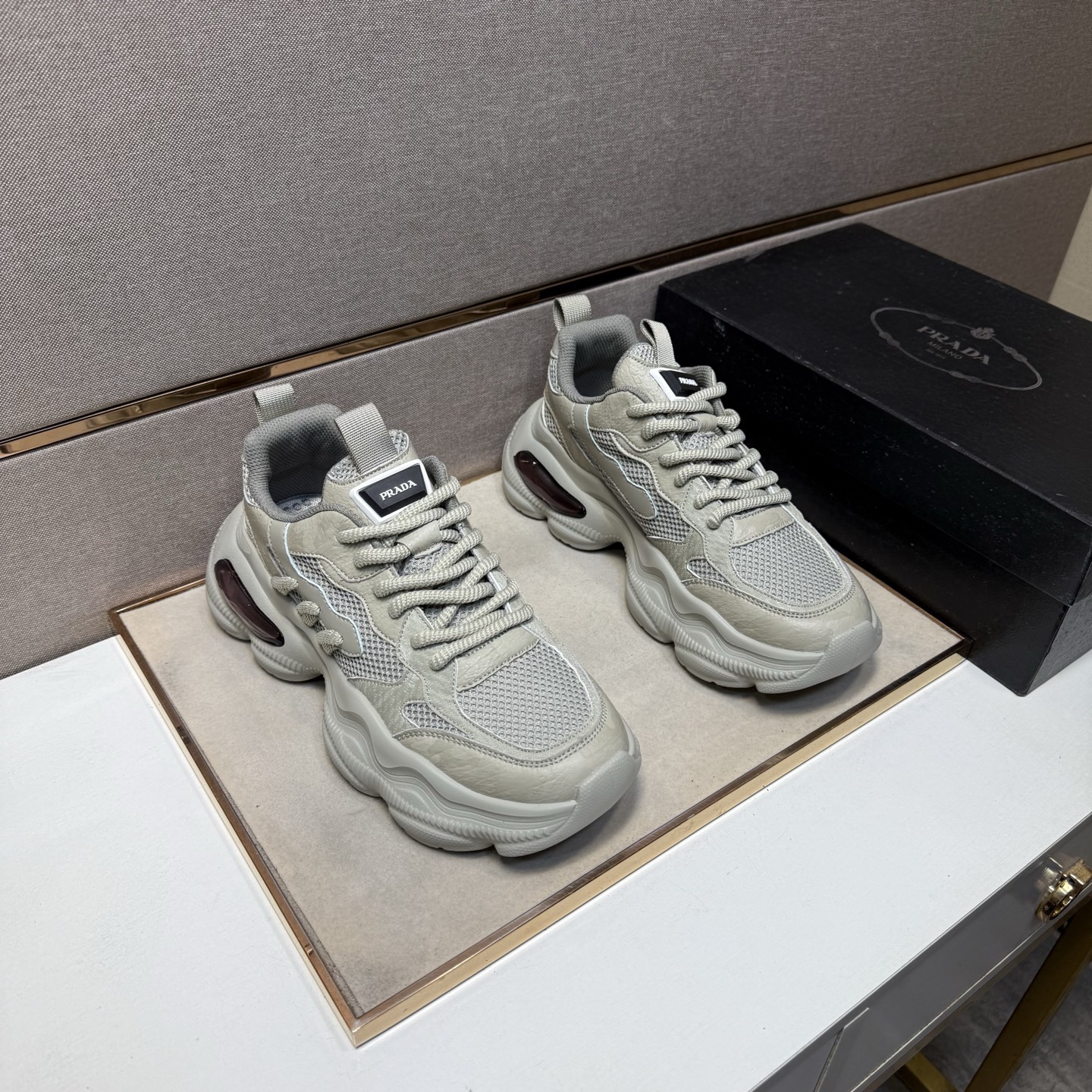 NO:639719,[Prada~] Men's casual shoes are on sale simultaneously in 2025z cabinets. Size: 39-44#. The uppers in 3 colors are made of multi-material spliced ​​mesh lining, which is comfortable and breathable. The original soles are comfortable and wear-resistant. The real ones are better when photographed in person. Prada19860909【普拉达～】男士休闲鞋 2025z柜同步发售 码数:39-44# 3个颜色鞋面选用多材质拼接网布内里,舒适透气,鞋底原版舒适耐磨大底,实物拍摄实物更赞,,prada,Men's shoes