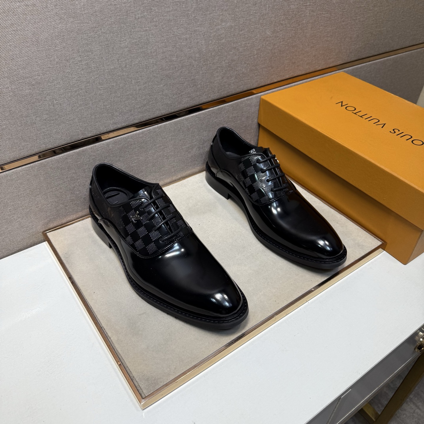 NO:639720,[LV~] Men's casual leather shoes 2025z cabinet simultaneous sale Code number: 39-44 # 3 colors of uppers made of cowhide stitched with cowhide lining, comfortable and breathable, original soles comfortable and wear-resistant outsole, real photos taken in real life are better, louis vuitton, cowhide19860909【LV～】男士休闲皮鞋 2025z柜同步发售 码数:39-44 # 3个颜色鞋面选用牛皮拼接牛皮内里,舒适透气,鞋底原版舒适耐磨大底,实物拍摄实物更赞,,louis vuitton,cowhide,Men's shoes