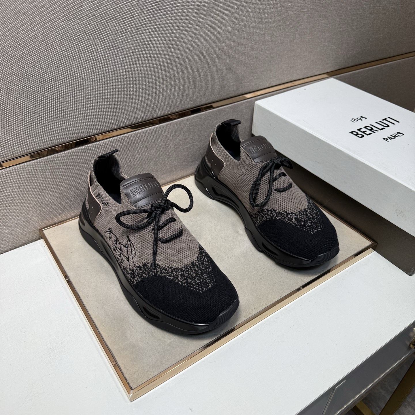 NO:664572,[Bruti~] Men's casual shoes are on sale simultaneously in 2025z cabinets. Size: 38-44# 1 color. The upper is made of multi-material spliced ​​mesh lining, which is comfortable and breathable. The original sole is comfortable and wear-resistant. The real thing is better when photographed in person.19860909【布鲁提～】男士休闲鞋 2025z柜同步发售 码数:38-44# 1个颜色鞋面选用多材质拼接网布内里,舒适透气,鞋底原版舒适耐磨大底,实物拍摄实物更赞,,Men's shoes