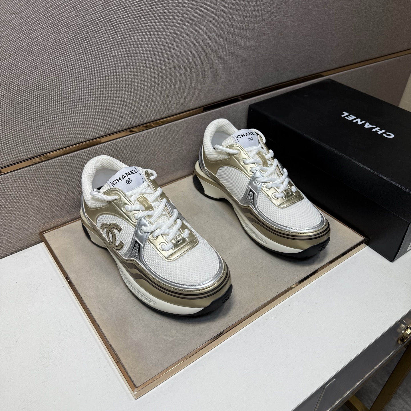 NO:664576,[Chanel~] Casual shoes for couples 2025z cabinet simultaneous sale Size: 35-44# 3 colors The upper is made of multi-material spliced ​​mesh lining, which is comfortable and breathable. The original sole is comfortable and wear-resistant. The real thing is better when shot in person,,chanel19860909【香奈儿～】情侣装休闲鞋 2025z柜同步发售 码数:35-44# 3个颜色鞋面选用多材质拼接网布内里,舒适透气,鞋底原版舒适耐磨大底,实物拍摄实物更赞,,chanel,Men's shoes