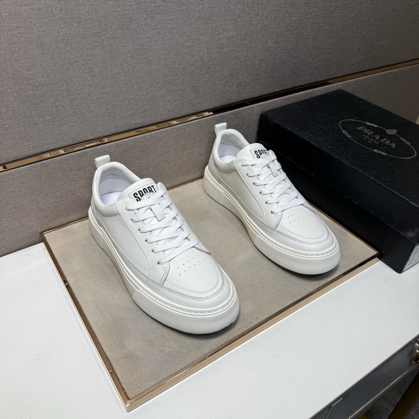 NO:664598,[Prada~] Men's casual shoes are on sale simultaneously in 2025z cabinets. Size: 38-44#. The uppers in 3 colors are made of multi-material spliced ​​genuine leather lining, which is comfortable and breathable. The soles are original and comfortable and wear-resistant. The real ones are better when photographed in person. Prada19860909【普拉达～】男士休闲鞋 2025z柜同步发售 码数:38-44# 3个颜色鞋面选用多材质拼接真皮内里,舒适透气,鞋底原版舒适耐磨大底,实物拍摄实物更赞,,prada,Men's shoes