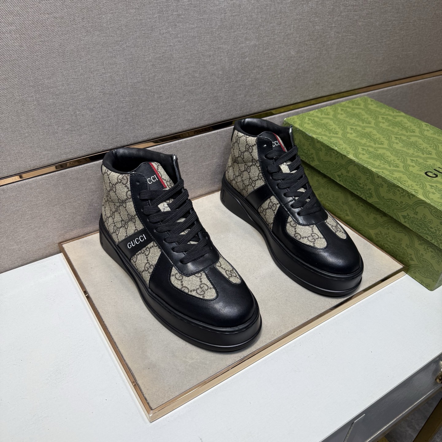 NO:664581,[Gucci~] Men's casual high-top shoes are on sale simultaneously in 2025z cabinets. Size: 38-44#. 3 colors. The upper is made of multi-material spliced ​​genuine leather lining, which is comfortable and breathable. The original sole is comfortable and wear-resistant. The real thing is better when shot in person., gucci19860909【古驰～】男士休闲高帮鞋 2025z柜同步发售 码数:38-44# 3个颜色鞋面选用多材质拼接真皮内里,舒适透气,鞋底原版舒适耐磨大底,实物拍摄实物更赞,,gucci,Men's shoes