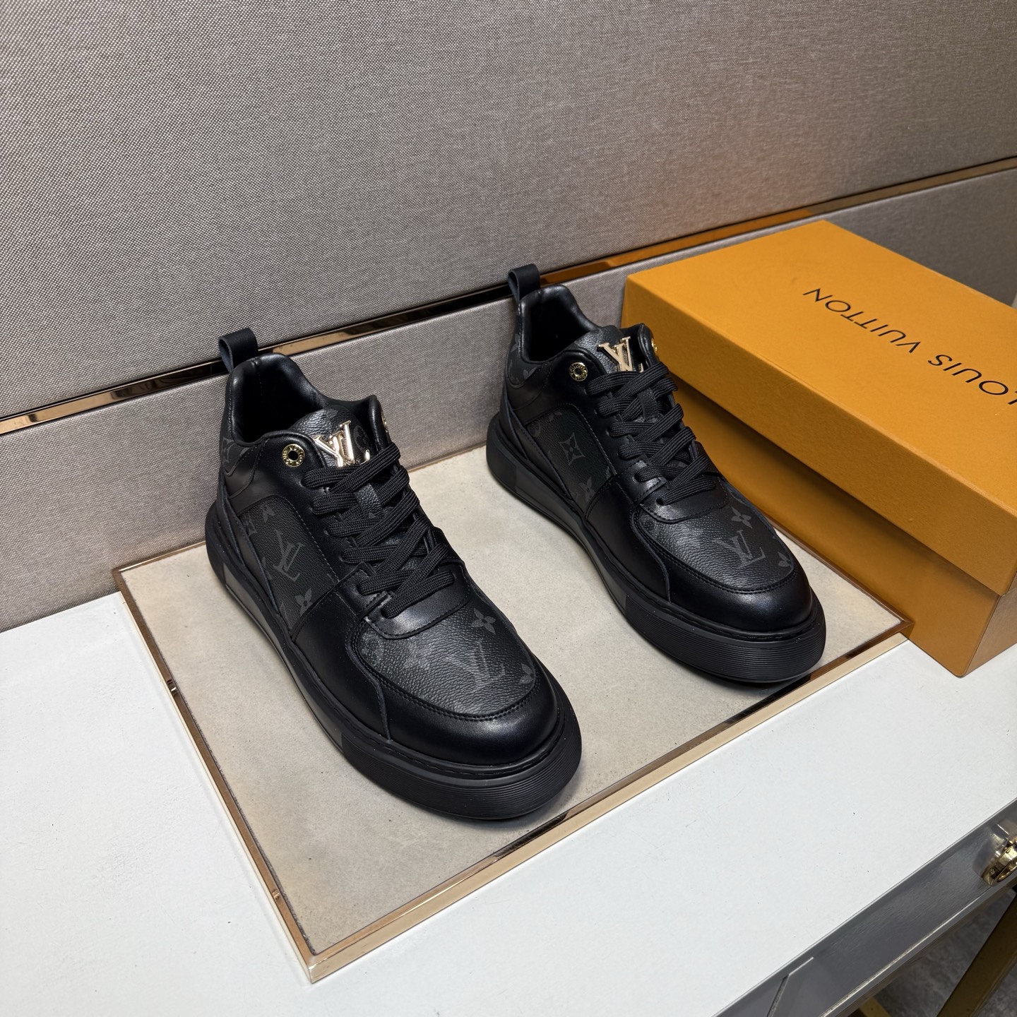 NO:664590,[LV~] Men's casual high-top shoes are on sale simultaneously in 2025z cabinets. Size: 38-44#. 2 colors. The upper is made of multi-material splicing and genuine leather lining. It is comfortable and breathable. The original sole is comfortable and wear-resistant. The real thing is better when photographed in person. Louis Vuitton19860909【LV～】男士休闲高帮鞋 2025z柜同步发售 码数:38-44# 2个颜色鞋面选用多材质拼接真皮内里,舒适透气,鞋底原版舒适耐磨大底,实物拍摄实物更赞,,louis vuitton,Men's shoes