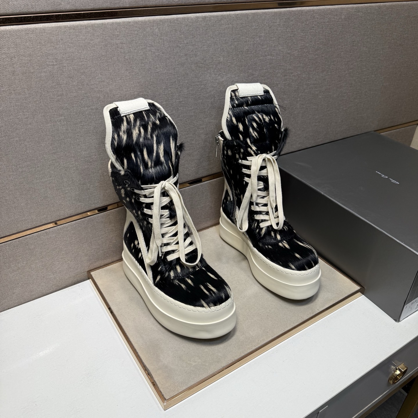 NO:680037,[Owens RO~] Men's casual high-top shoes are on sale simultaneously in 2025z cabinets. Size: 35-47#. 2 colors. The upper is made of cowhide and stitched with cowhide lining. It is comfortable and breathable. The original sole is comfortable and wear-resistant. The real thing is better when photographed in person.,cowhide19860909【欧文斯RO～】男士休闲高帮鞋 2025z柜同步发售 码数:35-47# 2个颜色鞋面选用牛皮拼接牛皮内里,舒适透气,鞋底原版舒适耐磨大底,实物拍摄实物更赞,,cowhide,Men's shoes