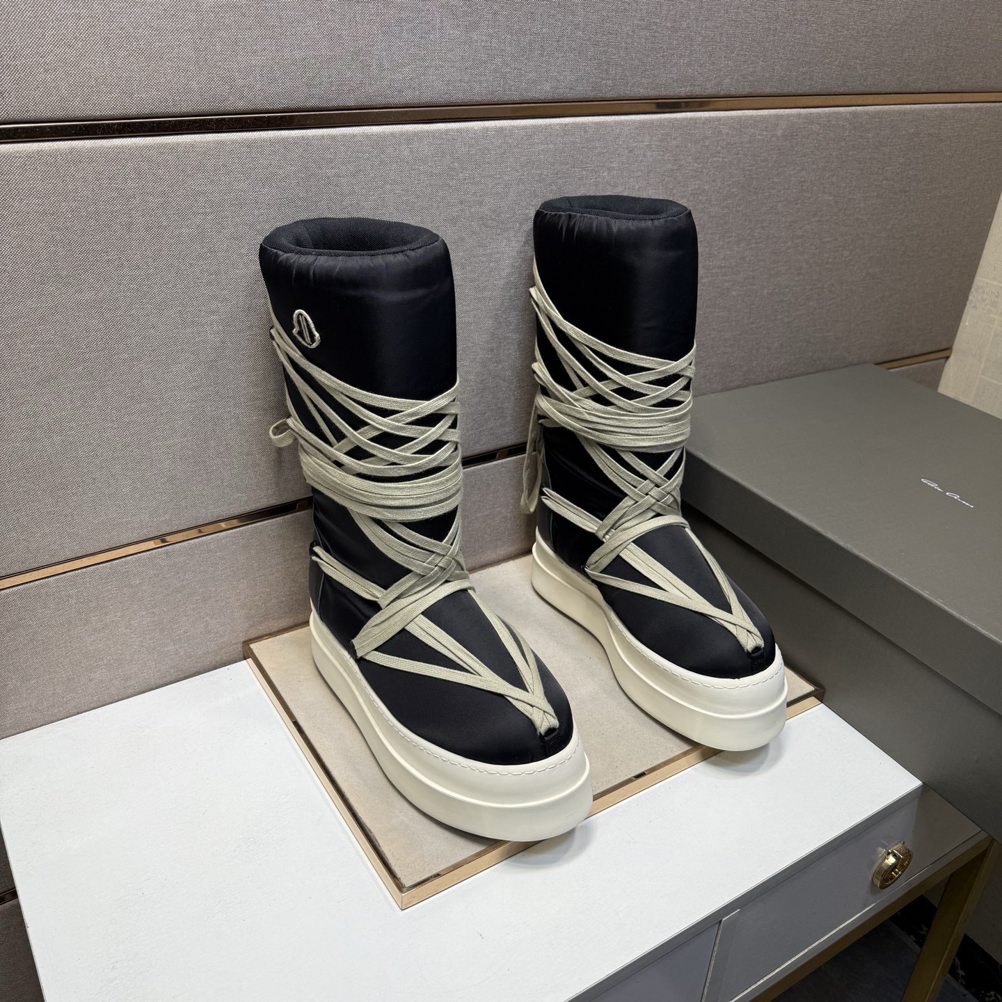 NO:680040,[Owens RO~] Men's casual high-top shoes are on sale simultaneously in 2025z cabinets. Size: 35-47# 1 color. The upper is made of multi-material spliced ​​mesh lining, which is comfortable and breathable. The original sole is comfortable and wear-resistant. The real thing is better when photographed.19860909【欧文斯RO～】男士休闲高帮鞋 2025z柜同步发售 码数:35-47# 1个颜色鞋面选用多材质拼接网布内里,舒适透气,鞋底原版舒适耐磨大底,实物拍摄实物更赞,,Men's shoes