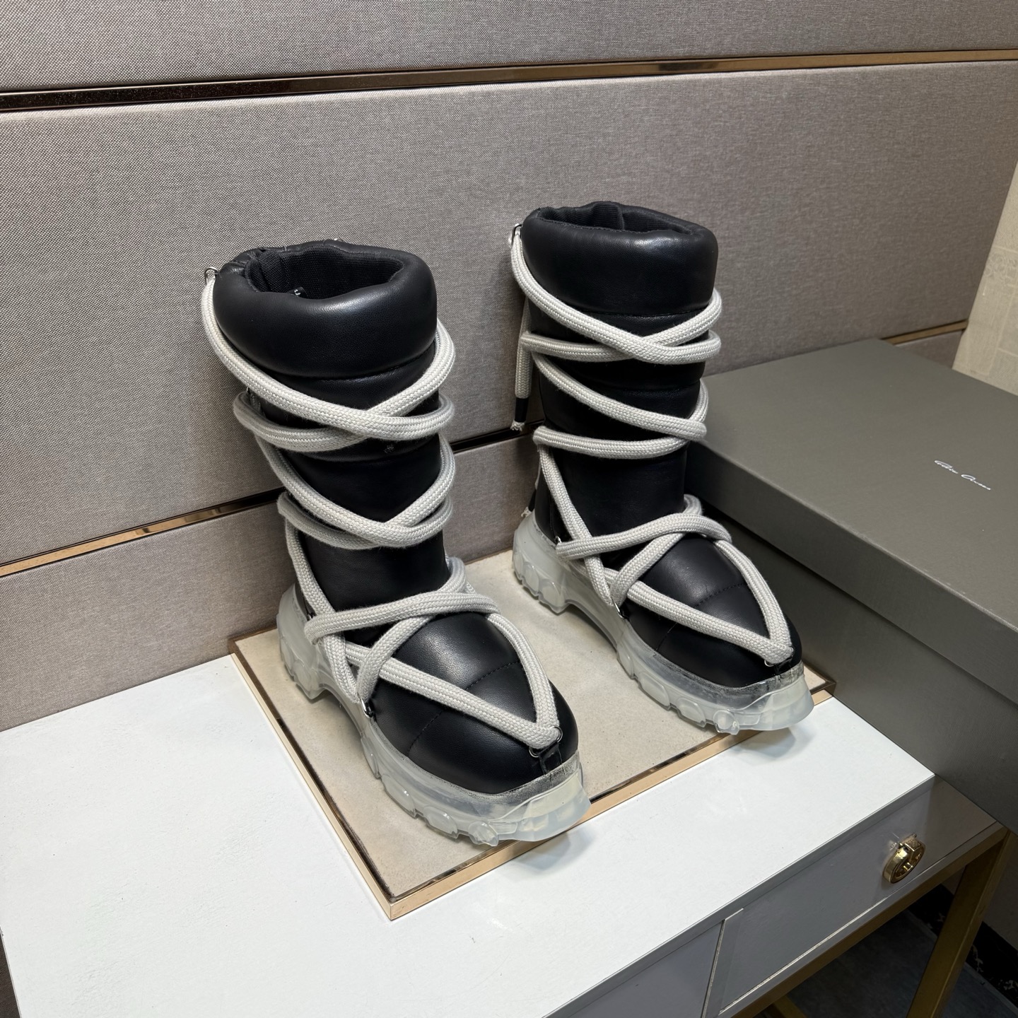 NO:680050,[Owens RO~] Men's casual high-top shoes are on sale simultaneously in 2025z cabinets. Size: 38-46# 1 color. The upper is made of cowhide stitching and mesh lining, which is comfortable and breathable. The original sole is comfortable and wear-resistant. The real thing is better when photographed in person.,cowhide19860909【欧文斯RO～】男士休闲高帮鞋 2025z柜同步发售 码数:38-46# 1个颜色鞋面选用牛皮拼接网布内里,舒适透气,鞋底原版舒适耐磨大底,实物拍摄实物更赞,,cowhide,Men's shoes