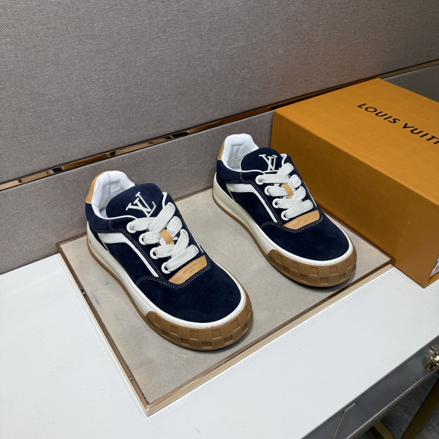 NO:680018,[LV~] Casual shoes for couples 2025z cabinet simultaneous sale Size: 35-45# 3 colors of uppers are made of multi-material spliced ​​cowhide lining, comfortable and breathable, original soles are comfortable and wear-resistant, the real ones are better when photographed in person, louis vuitton, cowhide19860909【LV～】情侣装休闲鞋 2025z柜同步发售 码数:35-45# 3个颜色鞋面选用多材质拼接牛皮内里,舒适透气,鞋底原版舒适耐磨大底,实物拍摄实物更赞,,louis vuitton,cowhide,Men's shoes