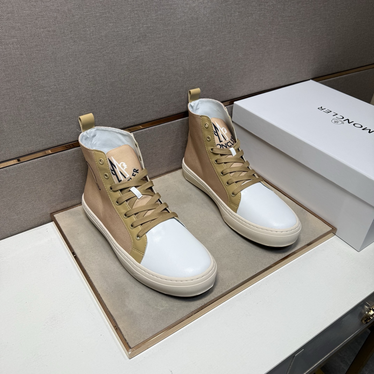 NO:680025,[Mouth Mouth~] Men's casual high-top shoes are on sale simultaneously in 2025z cabinets. Size: 38-44#. The uppers in 3 colors are made of multi-material spliced ​​genuine leather lining, which is comfortable and breathable. The soles are original and comfortable and wear-resistant. The real ones are better when photographed in person. Moncler19860909【蒙口～】男士休闲高帮鞋 2025z柜同步发售 码数:38-44# 3个颜色鞋面选用多材质拼接真皮内里,舒适透气,鞋底原版舒适耐磨大底,实物拍摄实物更赞,,Moncler,Men's shoes