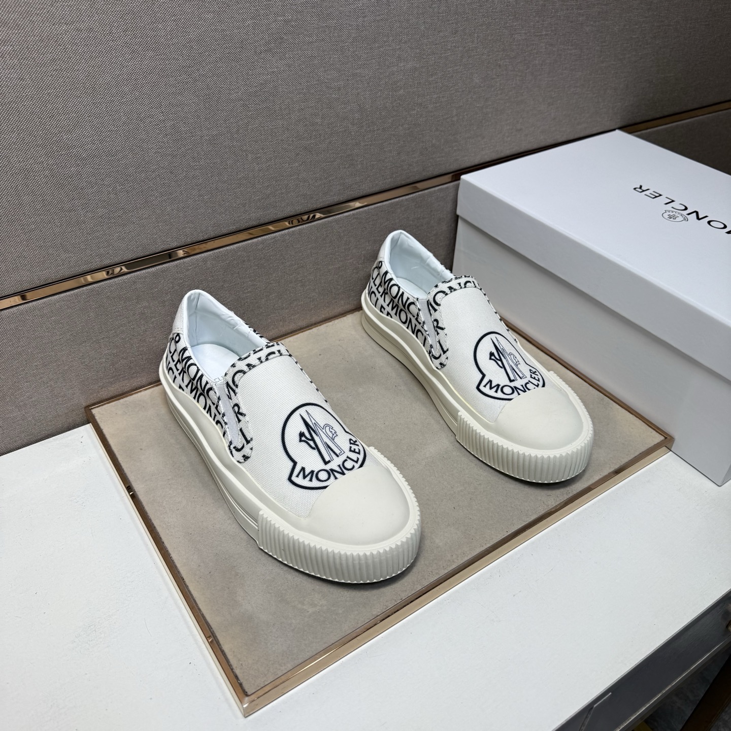 NO:680032,[Moncler~] Men's casual shoes are on sale simultaneously in 2025z cabinets. Size: 38-44# 1 color. The upper is made of multi-material spliced ​​leather lining, which is comfortable and breathable. The original sole is comfortable and wear-resistant. The real thing is better when photographed in person. Moncler19860909【蒙口～】男士休闲鞋 2025z柜同步发售 码数:38-44# 1个颜色鞋面选用多材质拼接真皮内里,舒适透气,鞋底原版舒适耐磨大底,实物拍摄实物更赞,,Moncler,Men's shoes