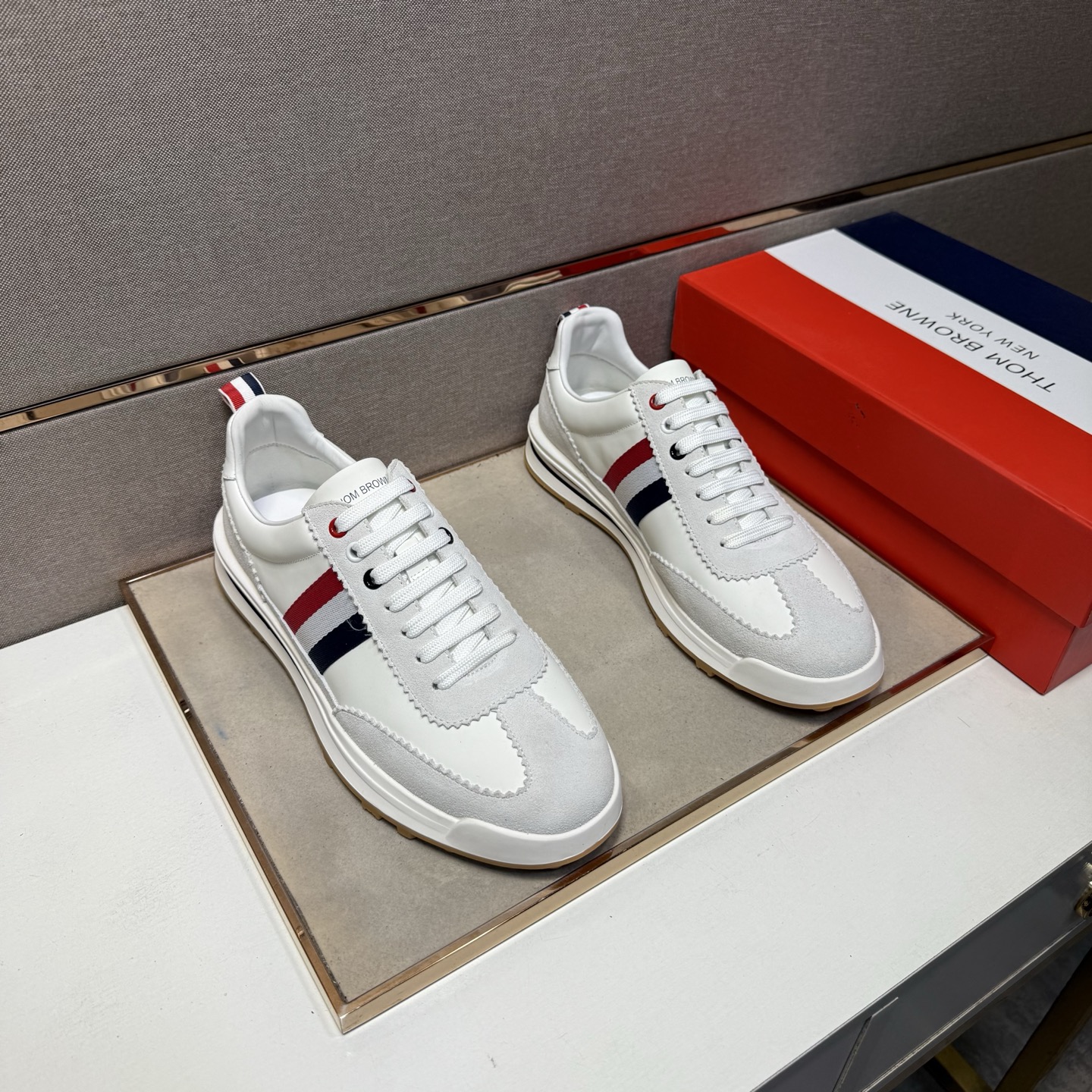 NO:680049,[Tom TB~] Men's casual shoes are on sale simultaneously in 2025z cabinets. Size: 38-44#. 2 colors. The upper is made of multi-material spliced ​​cowhide lining, which is comfortable and breathable. The original sole is comfortable and wear-resistant. The real thing is better when photographed in person.,cowhide19860909【汤姆TB～】男士休闲鞋 2025z柜同步发售 码数:38-44# 2个颜色鞋面选用多材质拼接牛皮内里,舒适透气,鞋底原版舒适耐磨大底,实物拍摄实物更赞,,cowhide,Men's shoes