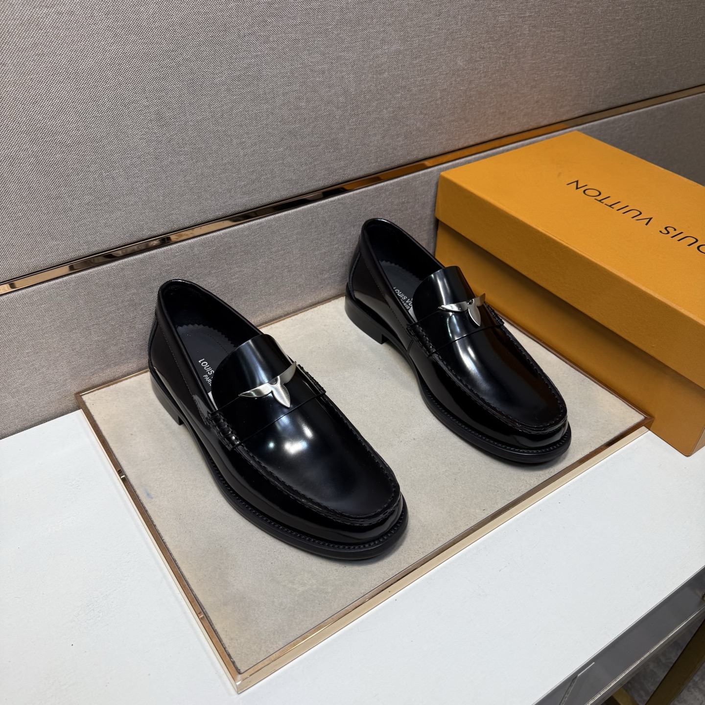NO:897804,[LV~] Men's casual formal leather shoes 2026z cabinet simultaneous sale Size: 38-44# 3 colors of uppers are made of multi-material spliced ​​cowhide lining, comfortable and breathable, original soles are comfortable and wear-resistant, the real ones are better when photographed in person, louis vuitton, cowhide19860909【LV～】男士休闲正装皮鞋 2026z柜同步发售 码数:38-44# 3个颜色鞋面选用多材质拼接牛皮内里,舒适透气,鞋底原版舒适耐磨大底,实物拍摄实物更赞,,louis vuitton,cowhide,Men's shoes
