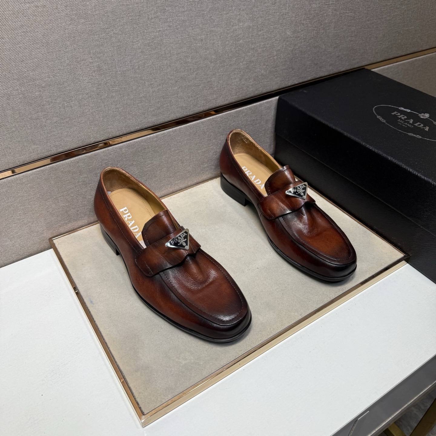 NO:778675,[Prada~] Men's casual formal leather shoes are on sale simultaneously in 2026z cabinets. Size: 38-44#. 6 colors. The upper is made of cowhide and stitched with cowhide lining. It is comfortable and breathable. The original sole is comfortable and wear-resistant. The real thing is better when photographed in person. Prada, cowhide19860909【普拉达～】男士休闲正装皮鞋 2026z柜同步发售 码数:38-44# 6个颜色鞋面选用牛皮拼接牛皮内里,舒适透气,鞋底原版舒适耐磨大底,实物拍摄实物更赞,,prada,cowhide,Men's shoes