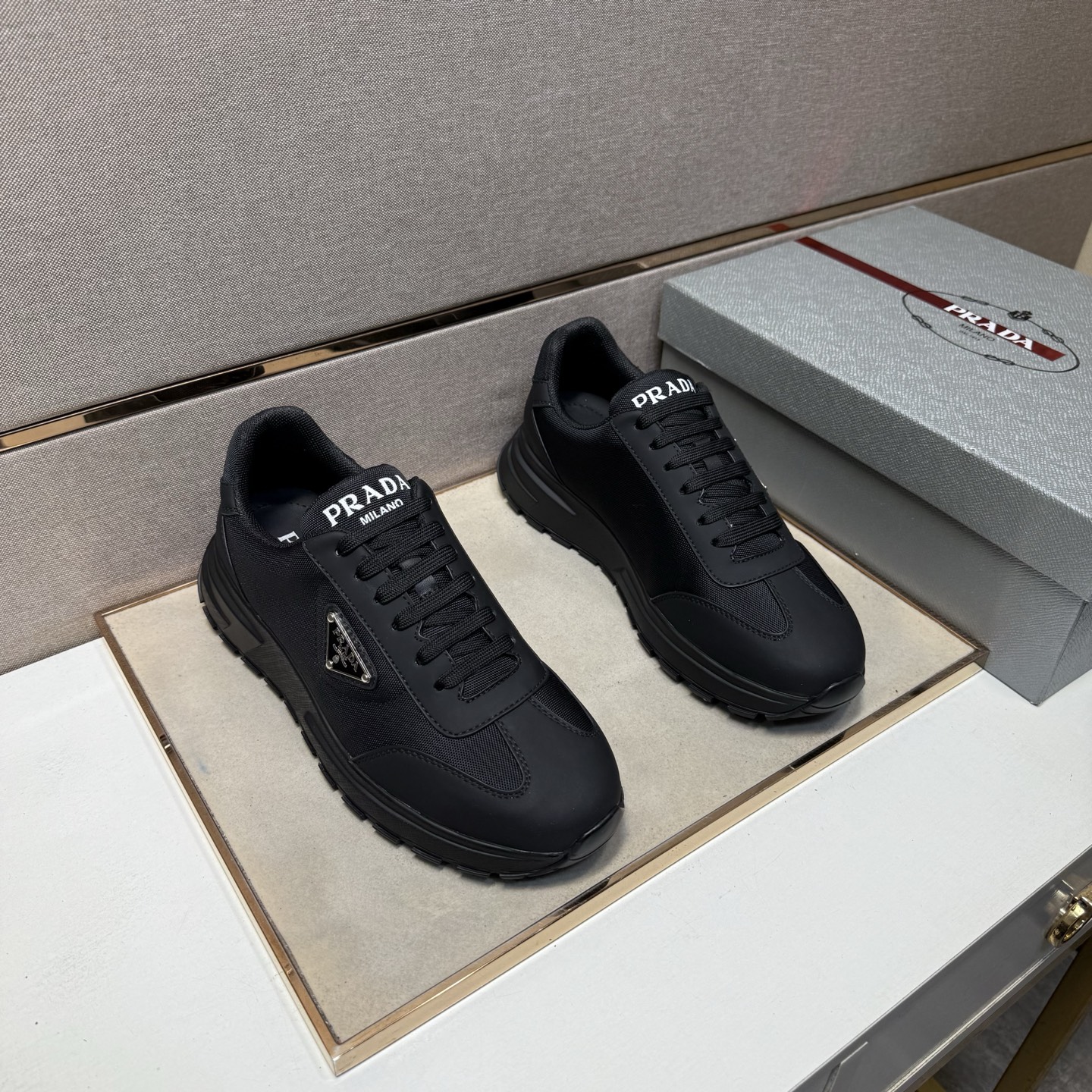 NO:690000,[Prada~] Men's casual shoes are on sale simultaneously in 2026z cabinets. Size: 38-44# 1 color. The upper is made of multi-material spliced ​​mesh lining, which is comfortable and breathable. The original sole is comfortable and wear-resistant. The real thing is better when photographed in person. Prada19860909【普拉达～】男士休闲鞋 2026z柜同步发售 码数:38-44# 1个颜色鞋面选用多材质拼接网布内里,舒适透气,鞋底原版舒适耐磨大底,实物拍摄实物更赞,,prada,Men's shoes